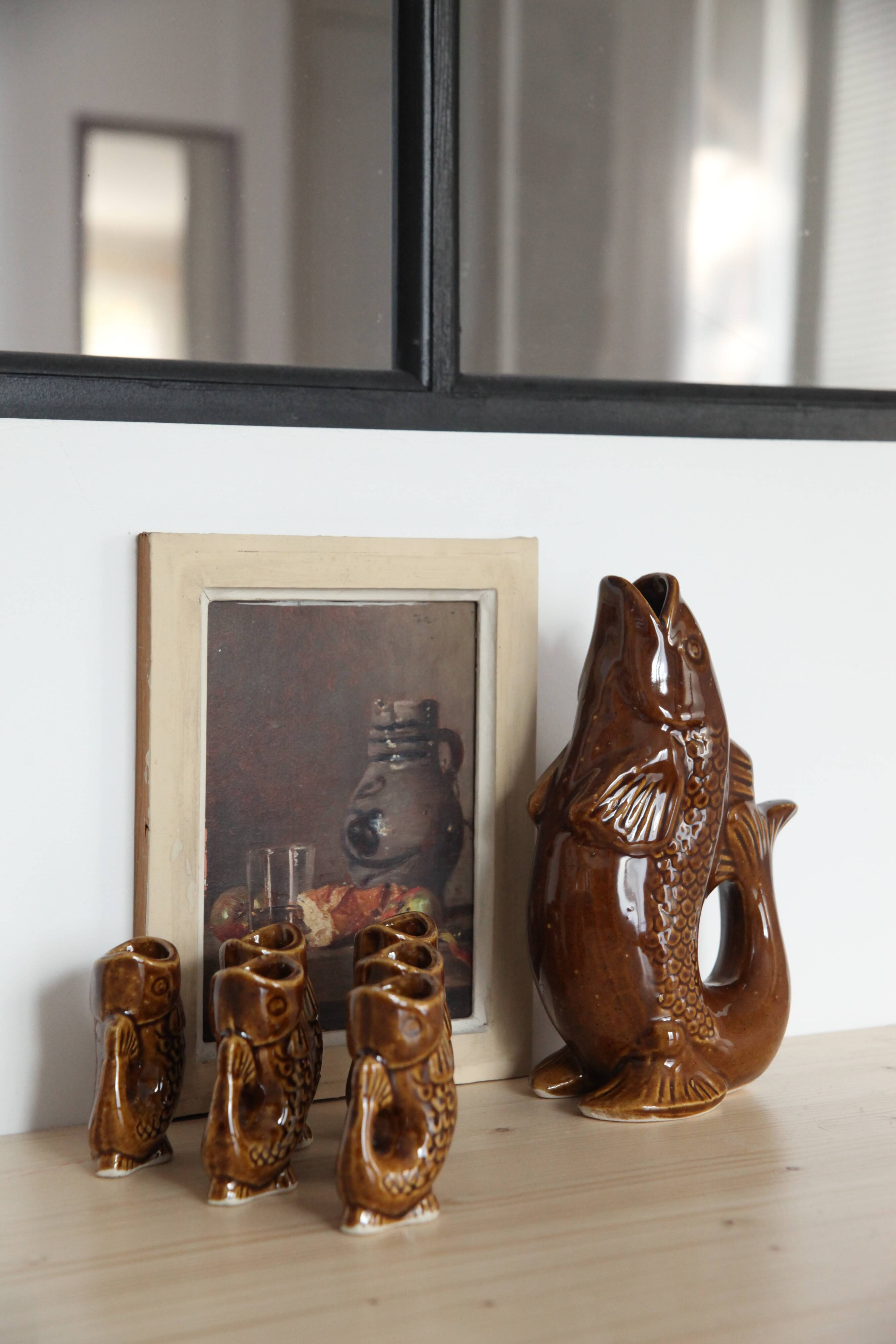 Fish-shaped dabbling liquor service