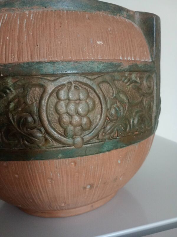 Cache-pot ou Jardinière aux pampres de vigne - POTTERY CLANTA ENGLAND