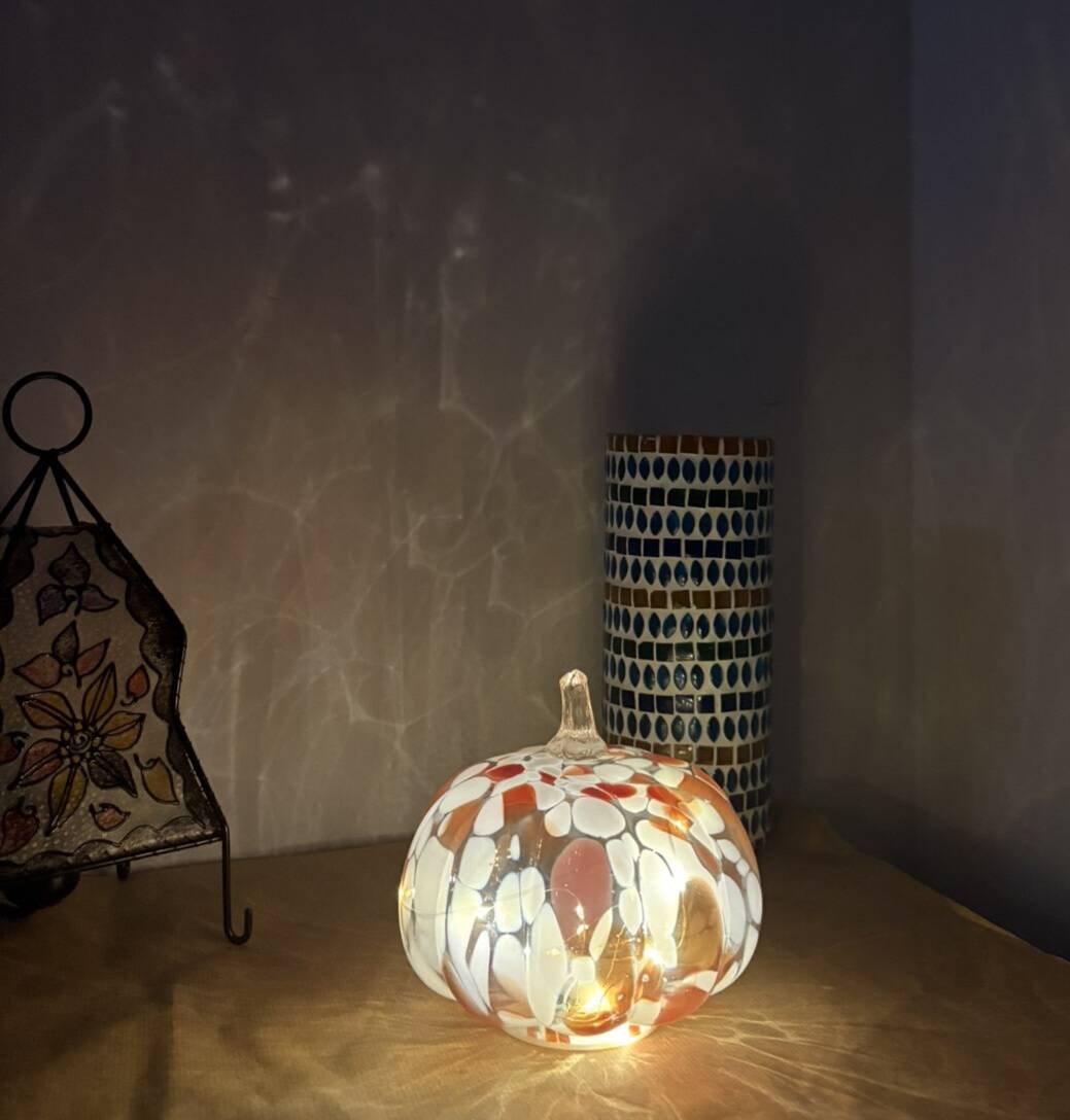 Lampe citrouille en verre mosaïque orange et blanche