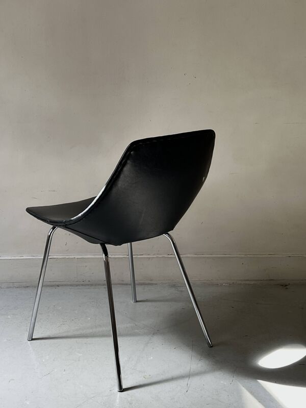 Chaise tonneau en cuir noir et chrome par Pierre Guariche pour Steiner France 1970