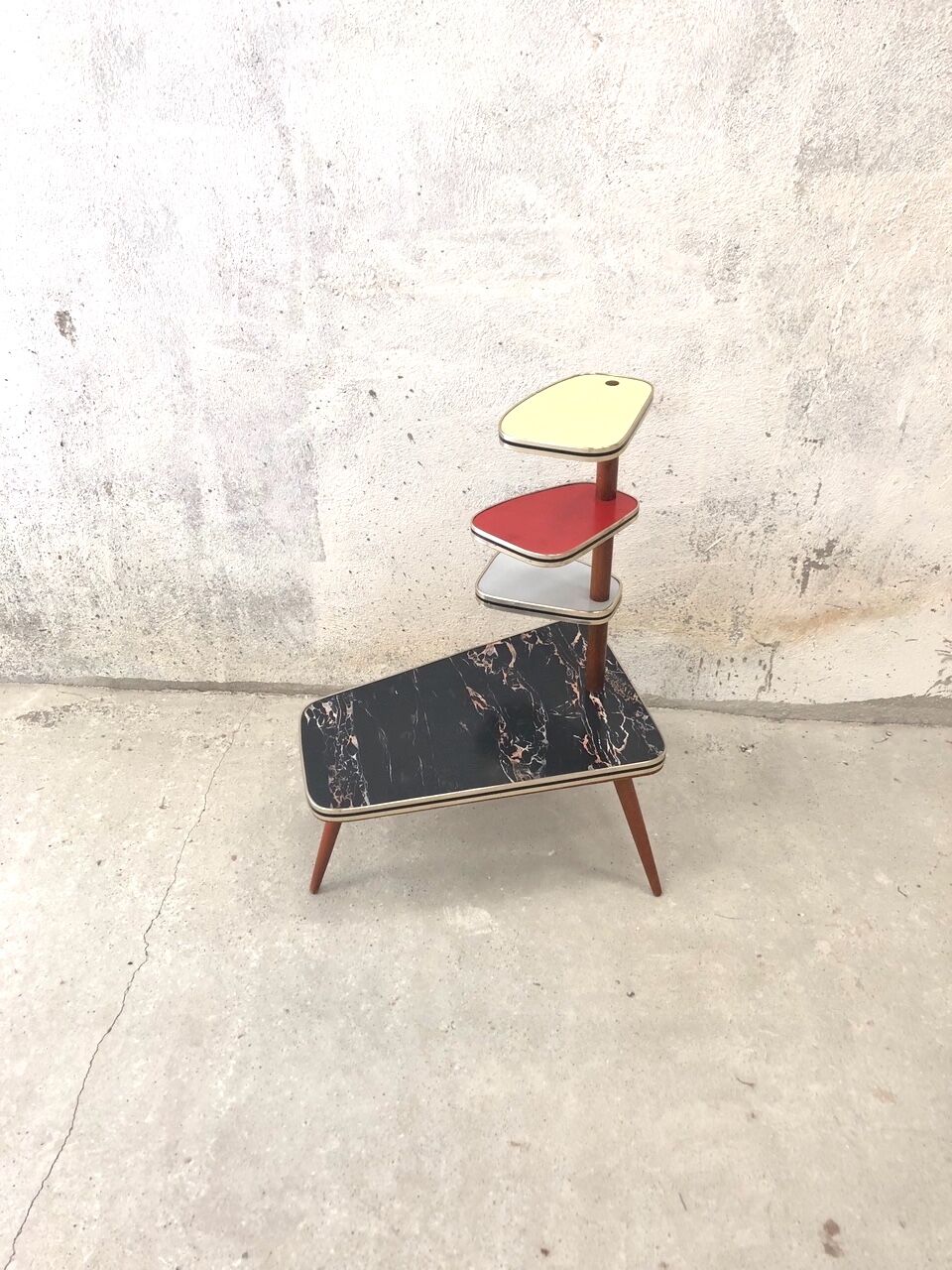 Tripod plant holder in formica 60