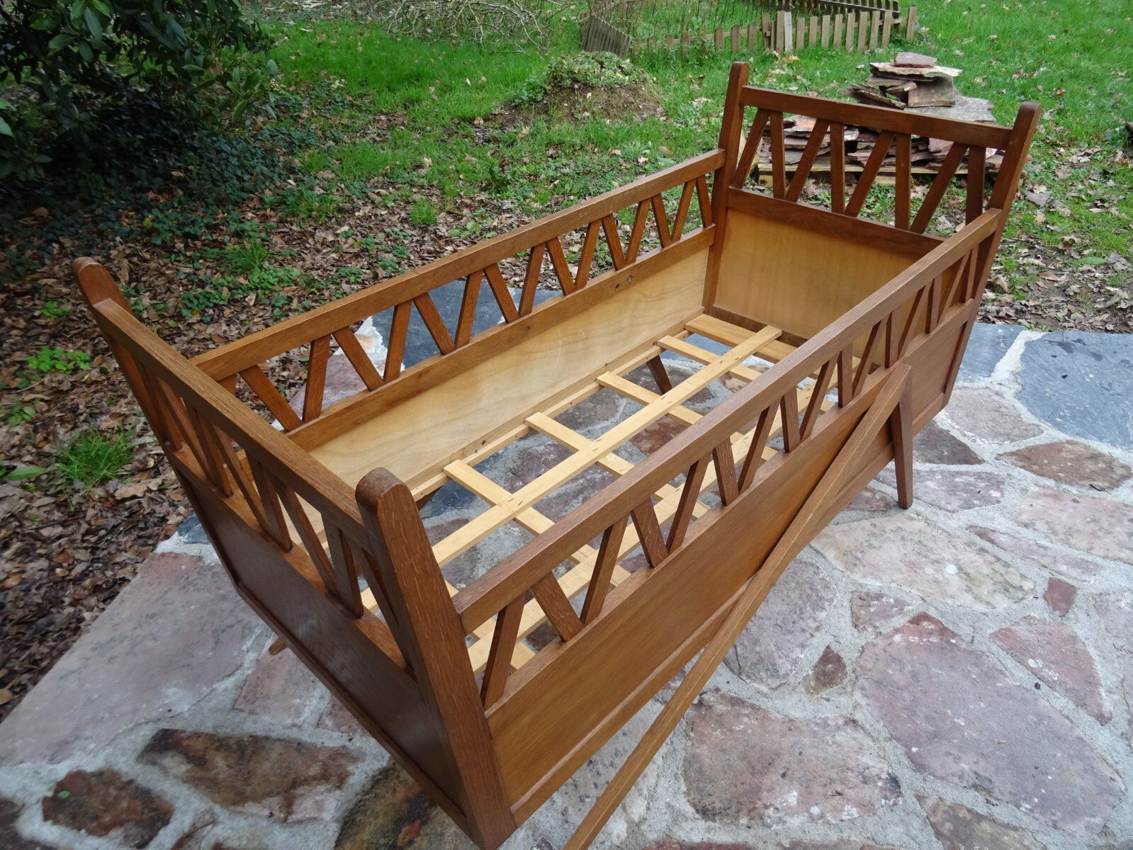 Oak crib, compass feet