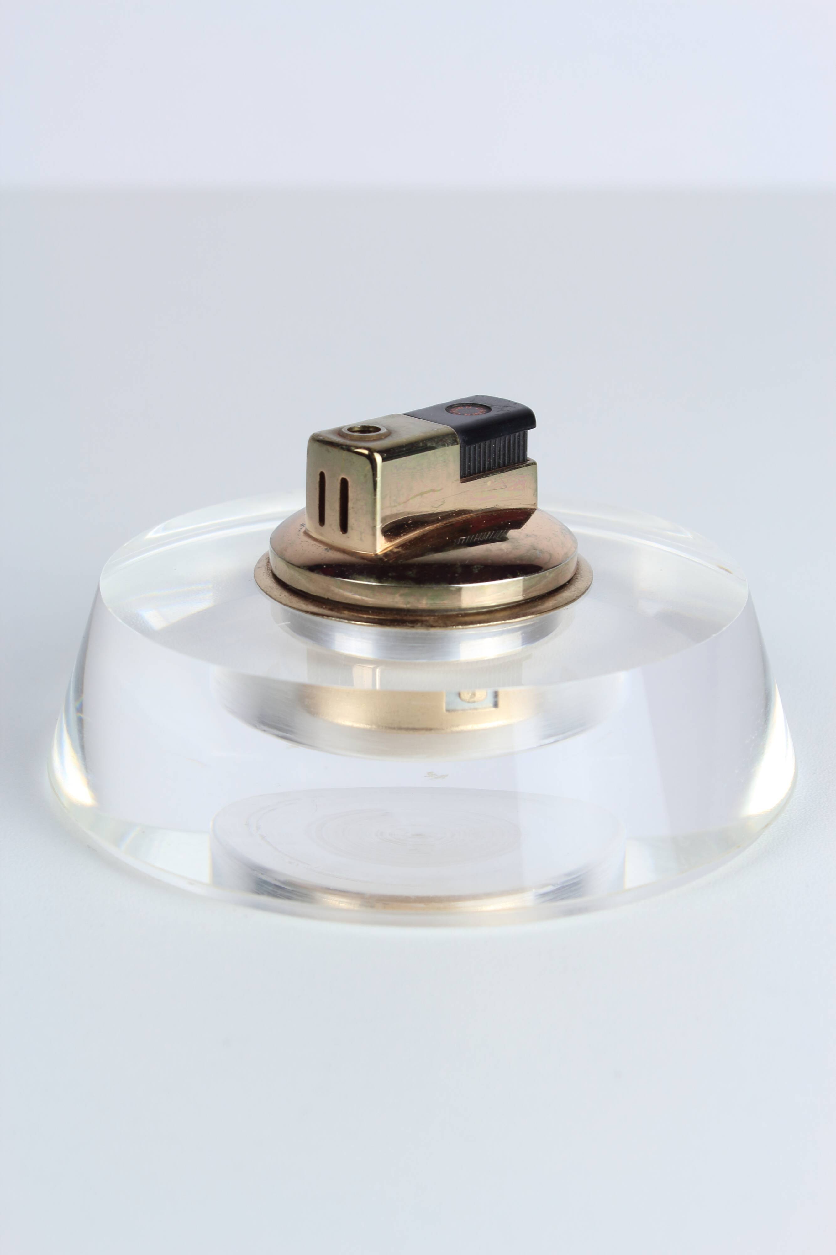 Table lighter in plexiglass and gold metal, Crespi style, 1970s.
