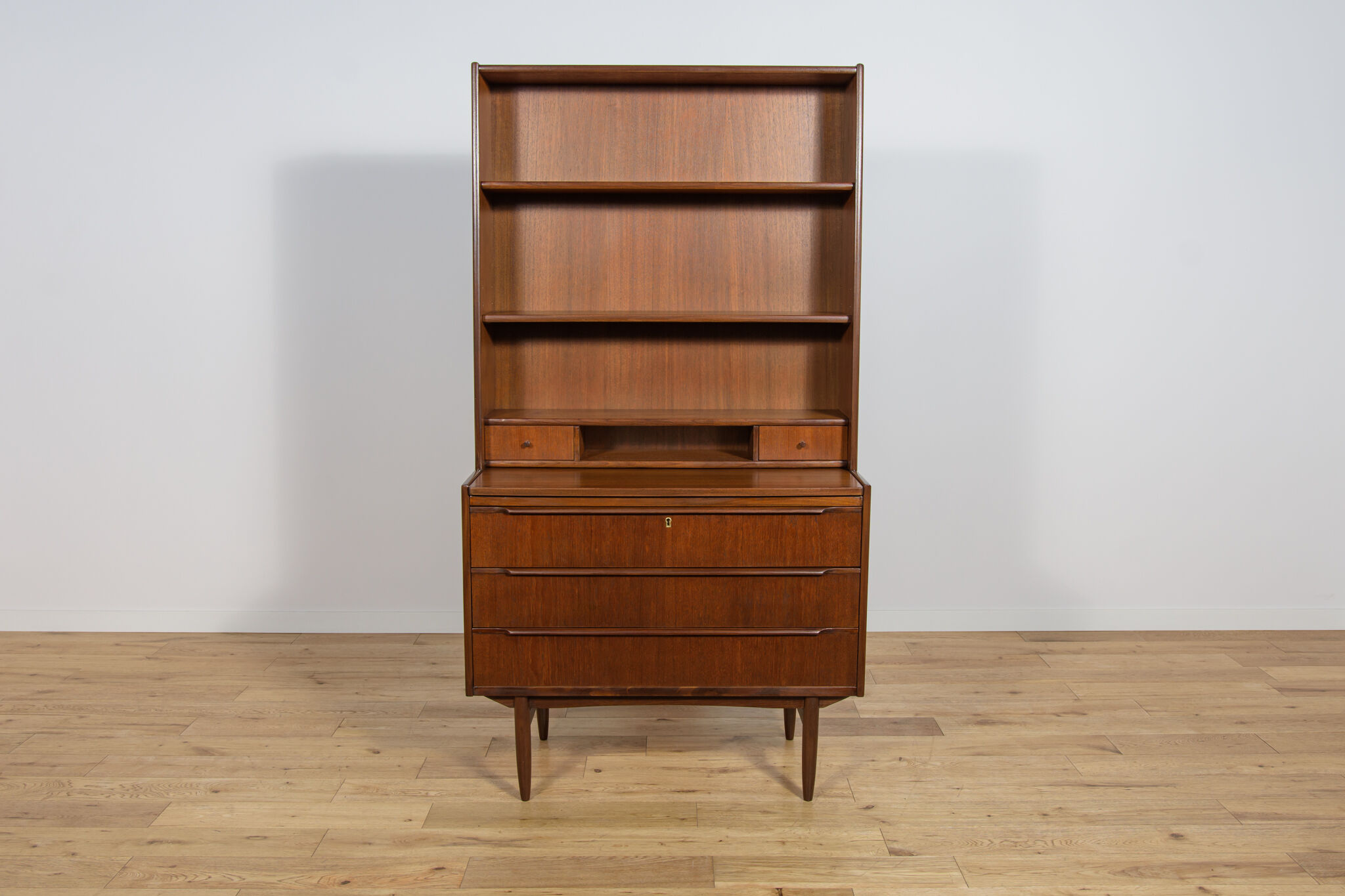 Mid-century teak shelf with pull-out top, Denmark, 1960s
