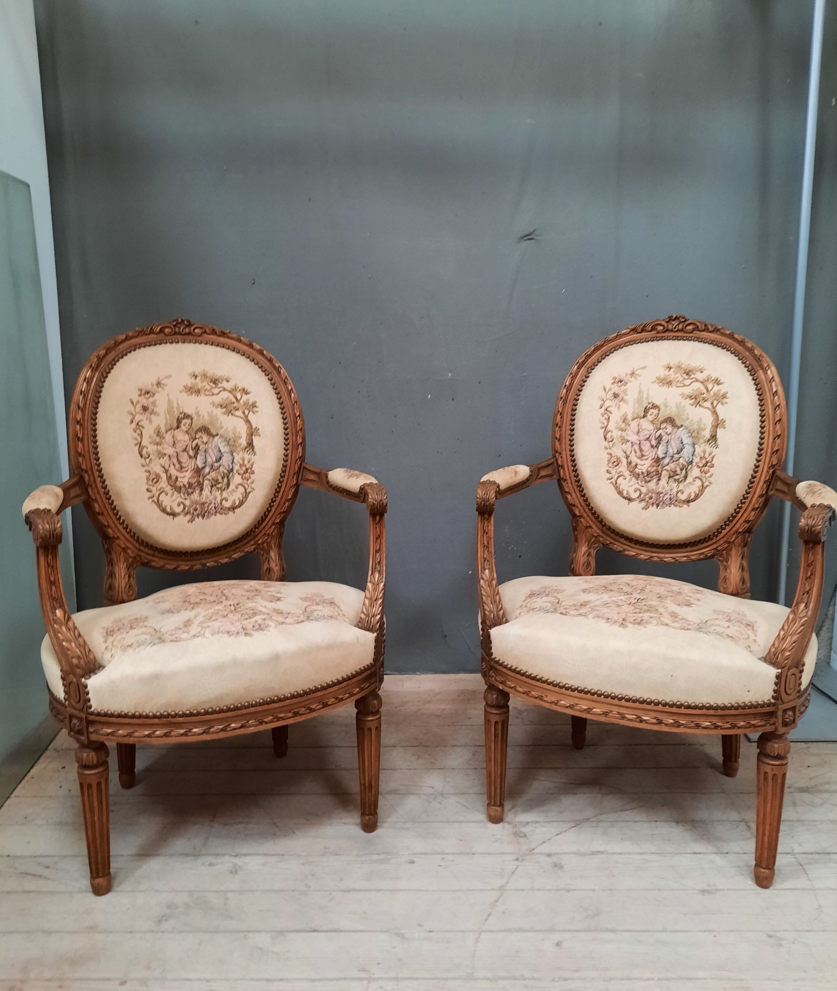 Paire de fauteuils style Louis XVI