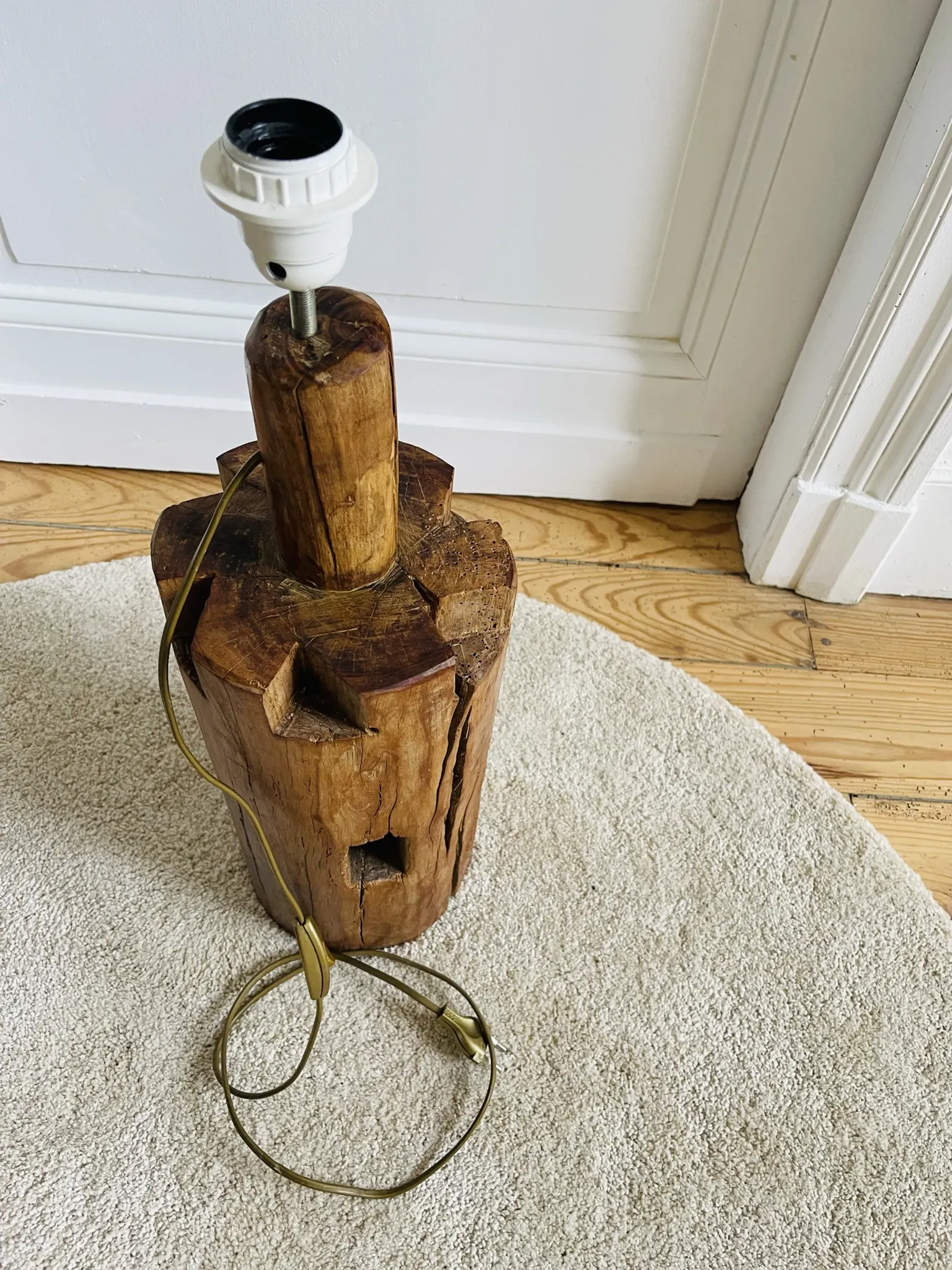 Lampe brutaliste en bois