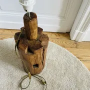 Lampe brutaliste en bois