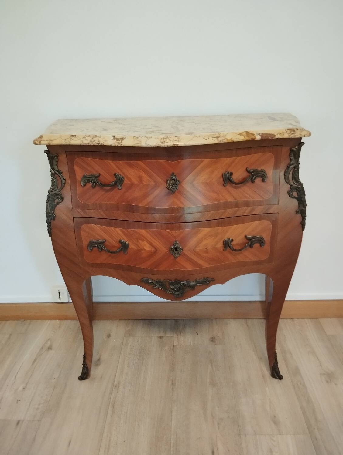 Louis XV style chest of drawers with marquetry sauteuse