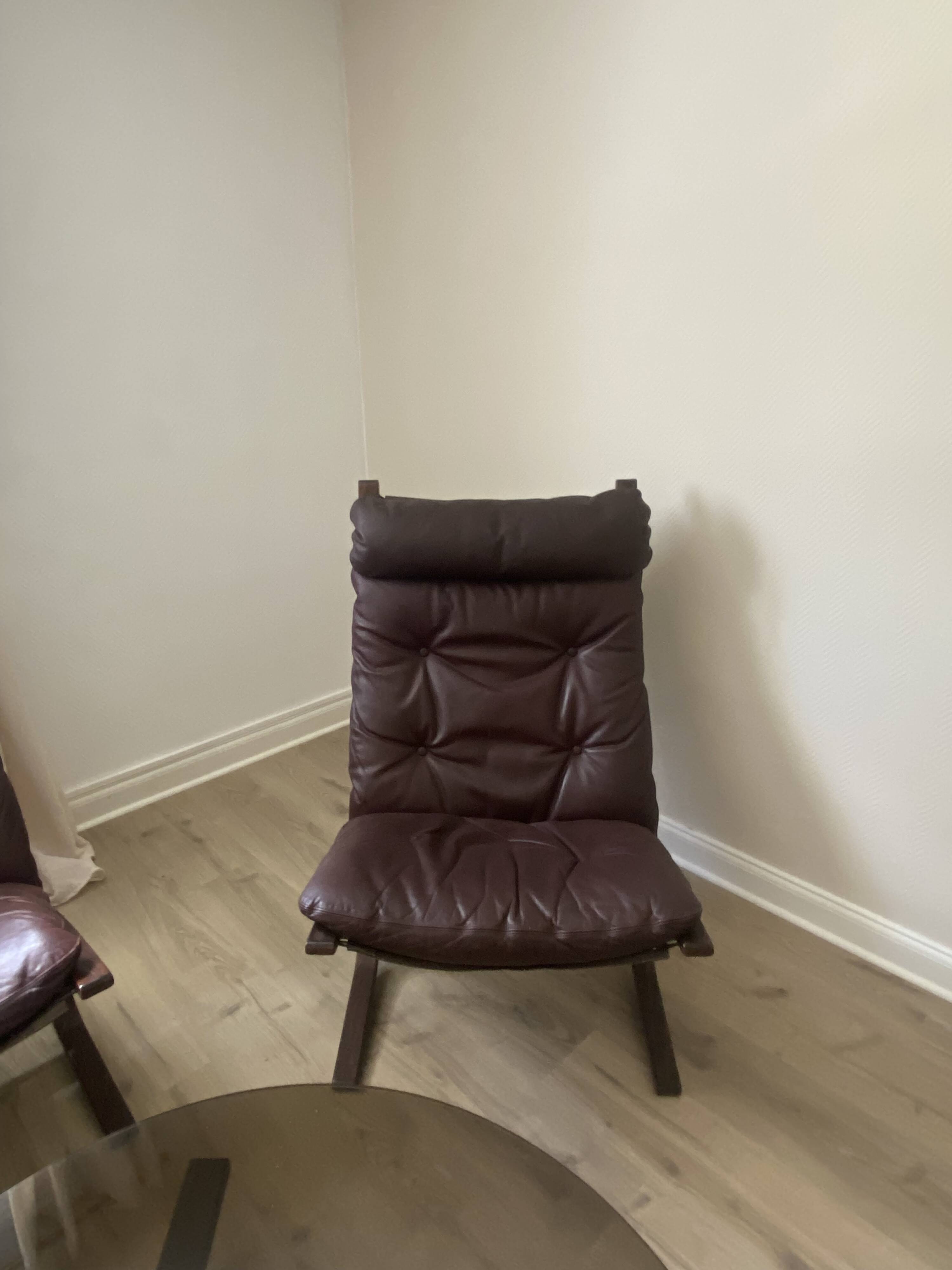Fauteuils du designer norvégien Ingmar Relling. Petite table basse assortie