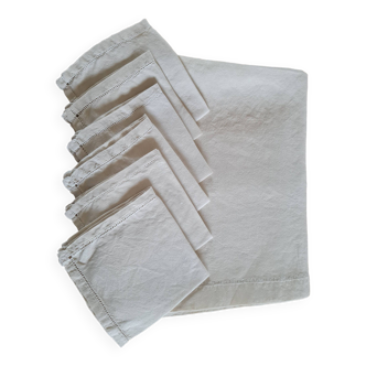 Nappe et 6 serviettes brodées avec des jours échelle