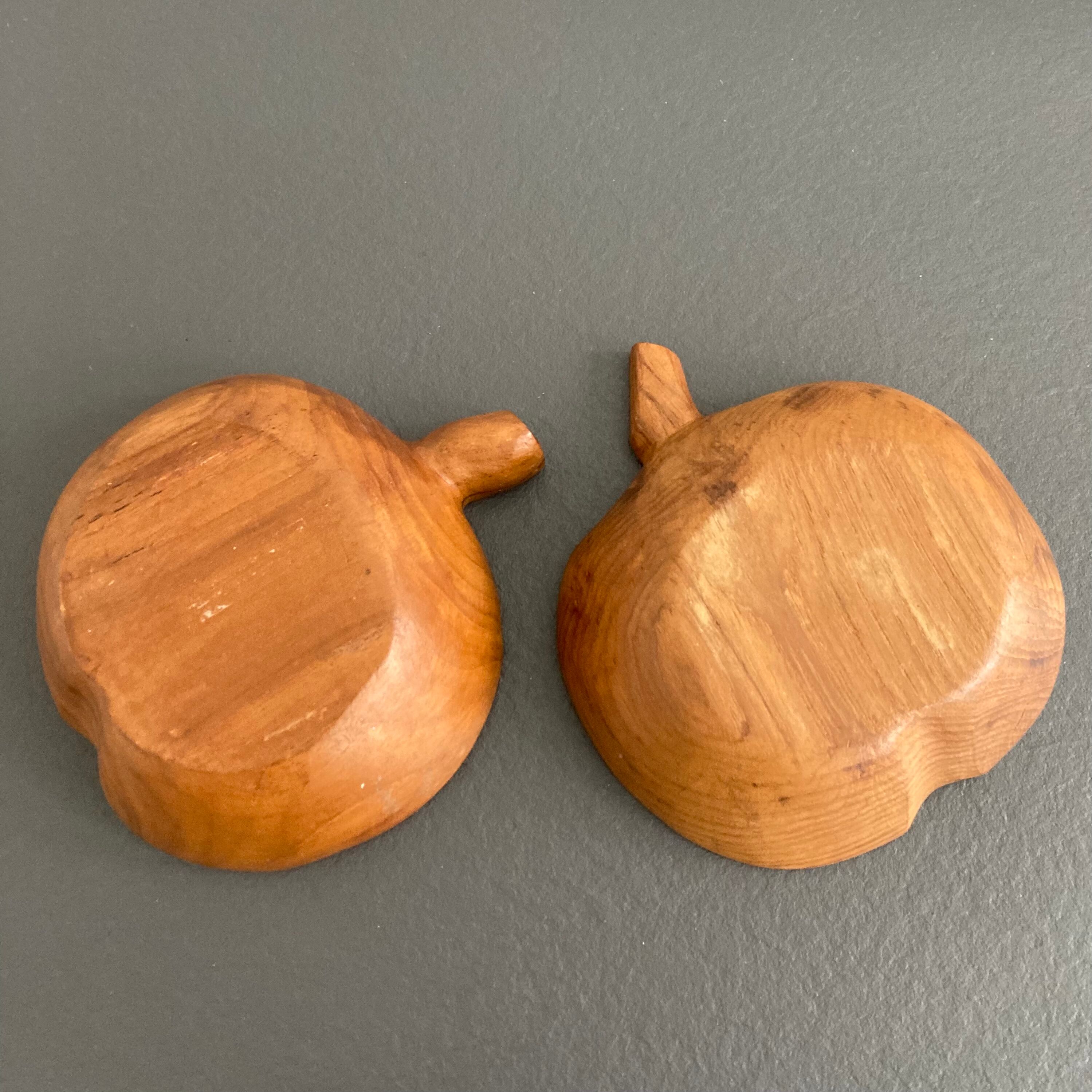Pair of cups teak apples