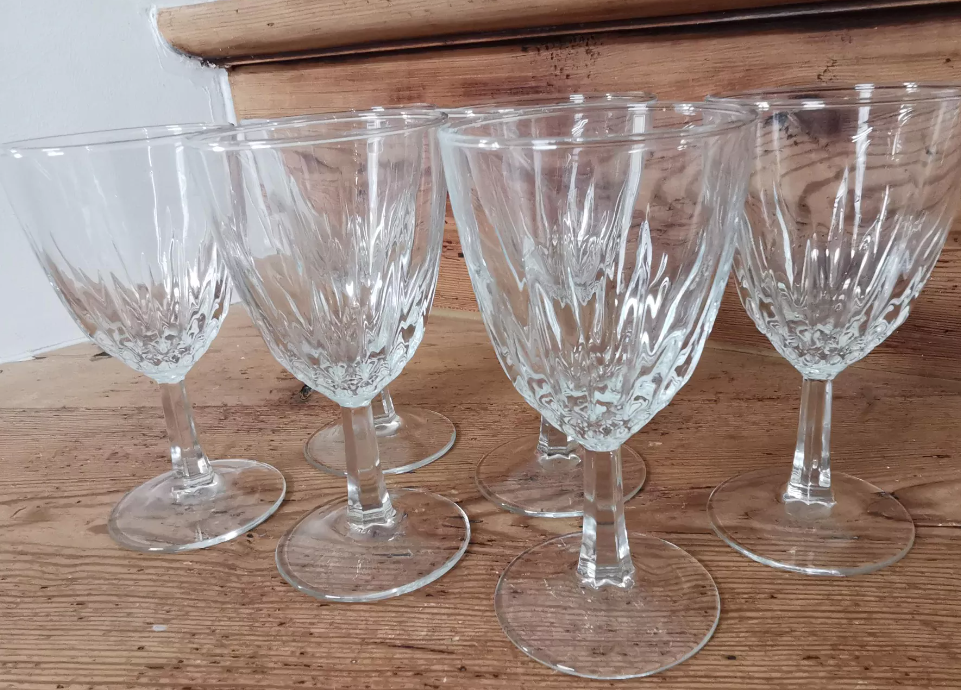 Service de 6 verres à vin ciselés