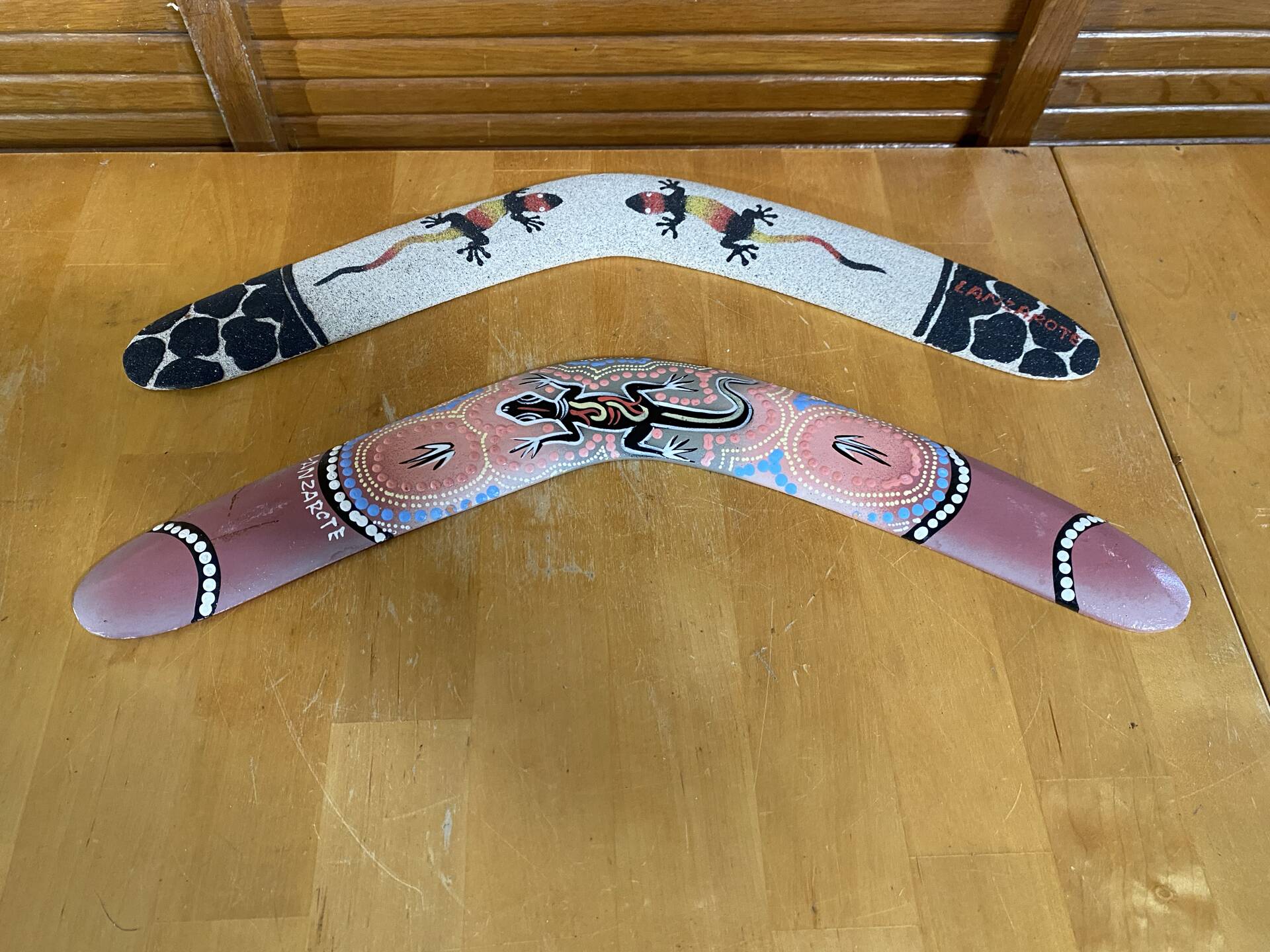 Paire boomerangs lanzarote bois peint lézards aborigène vintage