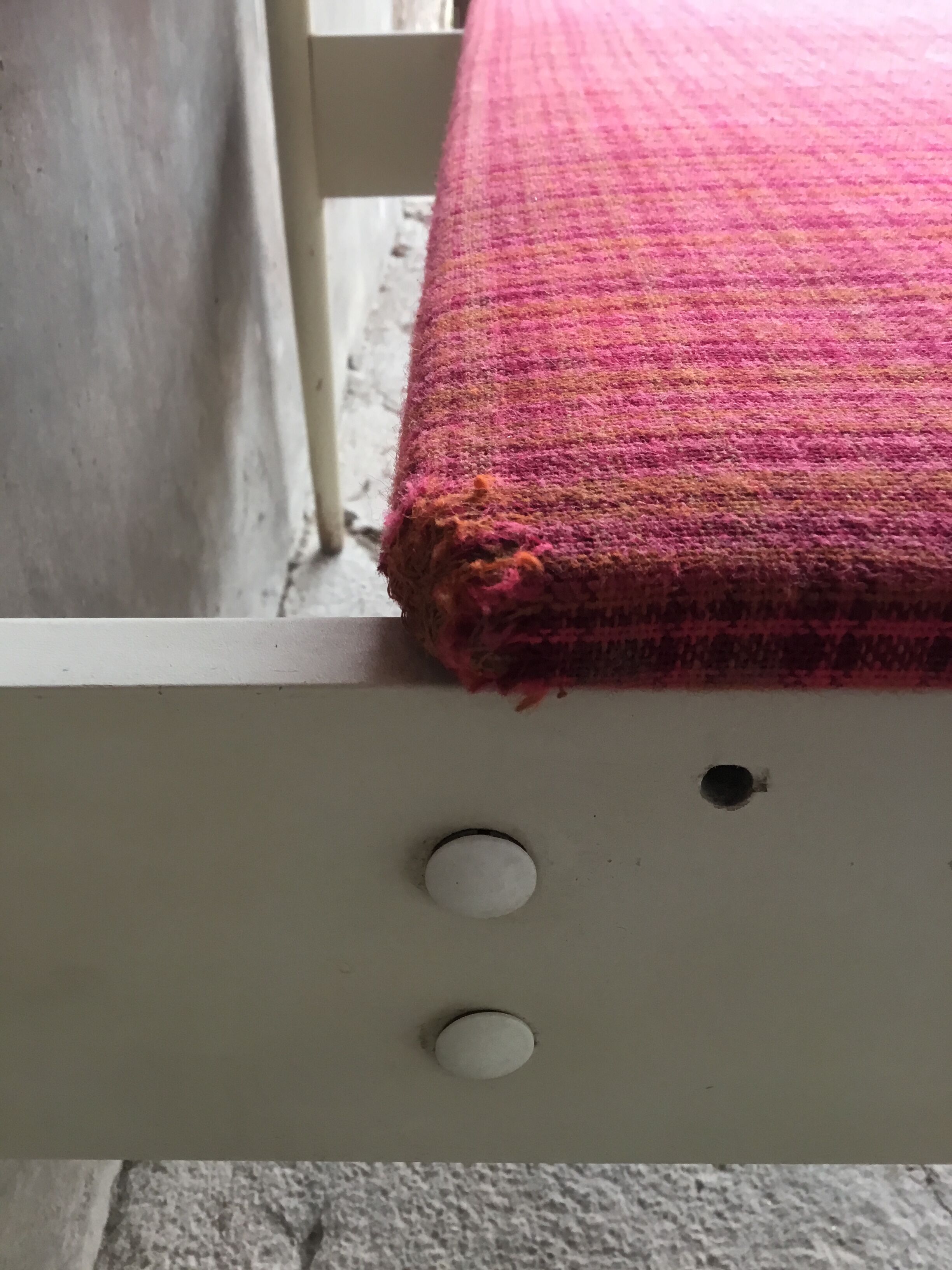 Coffre banquette vintage bois laqué blanc et tissus - 1970