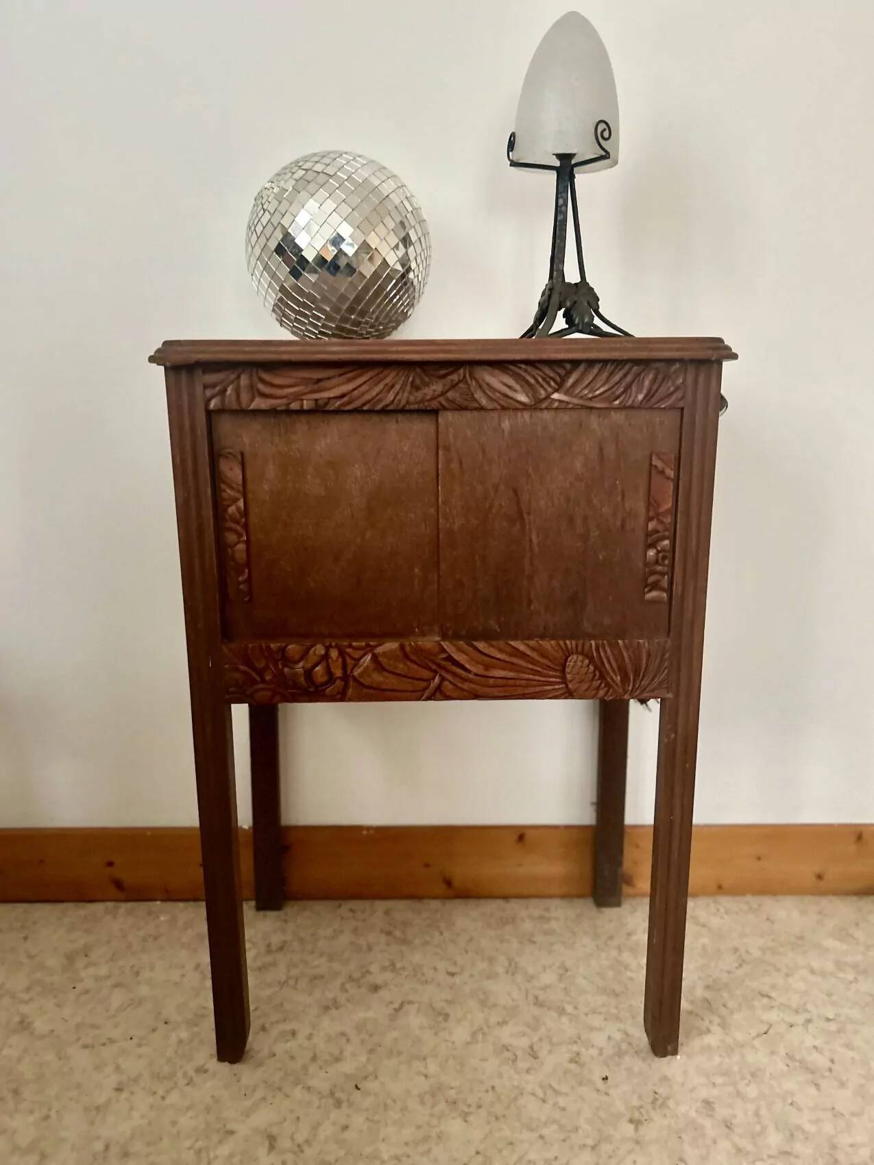 Petit meuble art déco aux portes coulissantes, atypique et joli