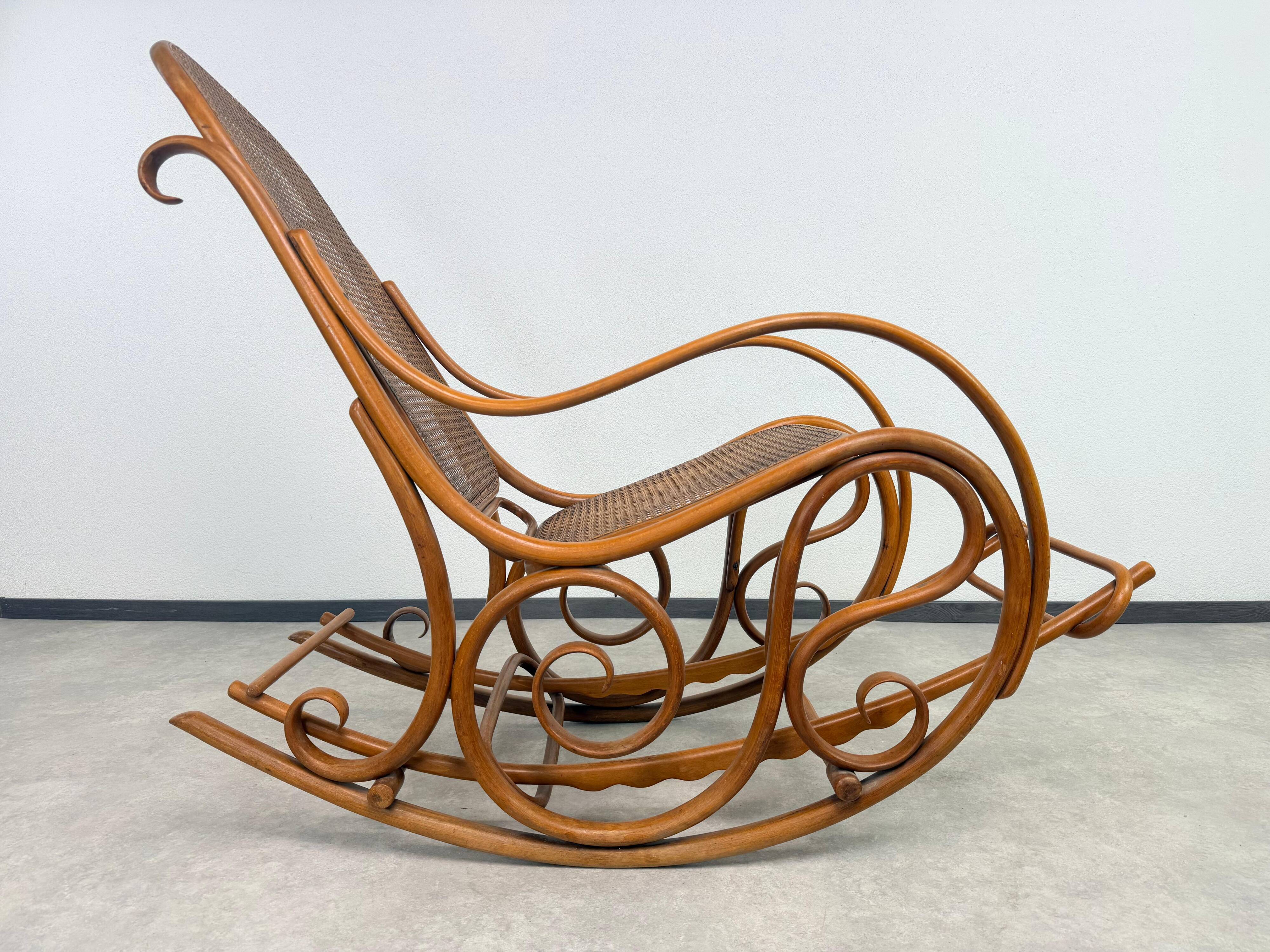 Grand fauteuil à bascule Thonet no.7021B