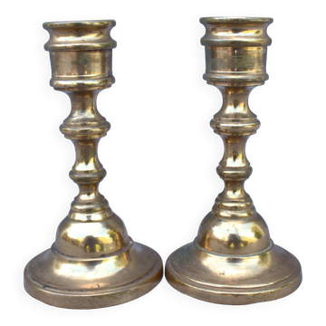 Ensemble vintage de 2 bougeoirs en laiton avec anciennes bougies, décoration élégante pour la maison