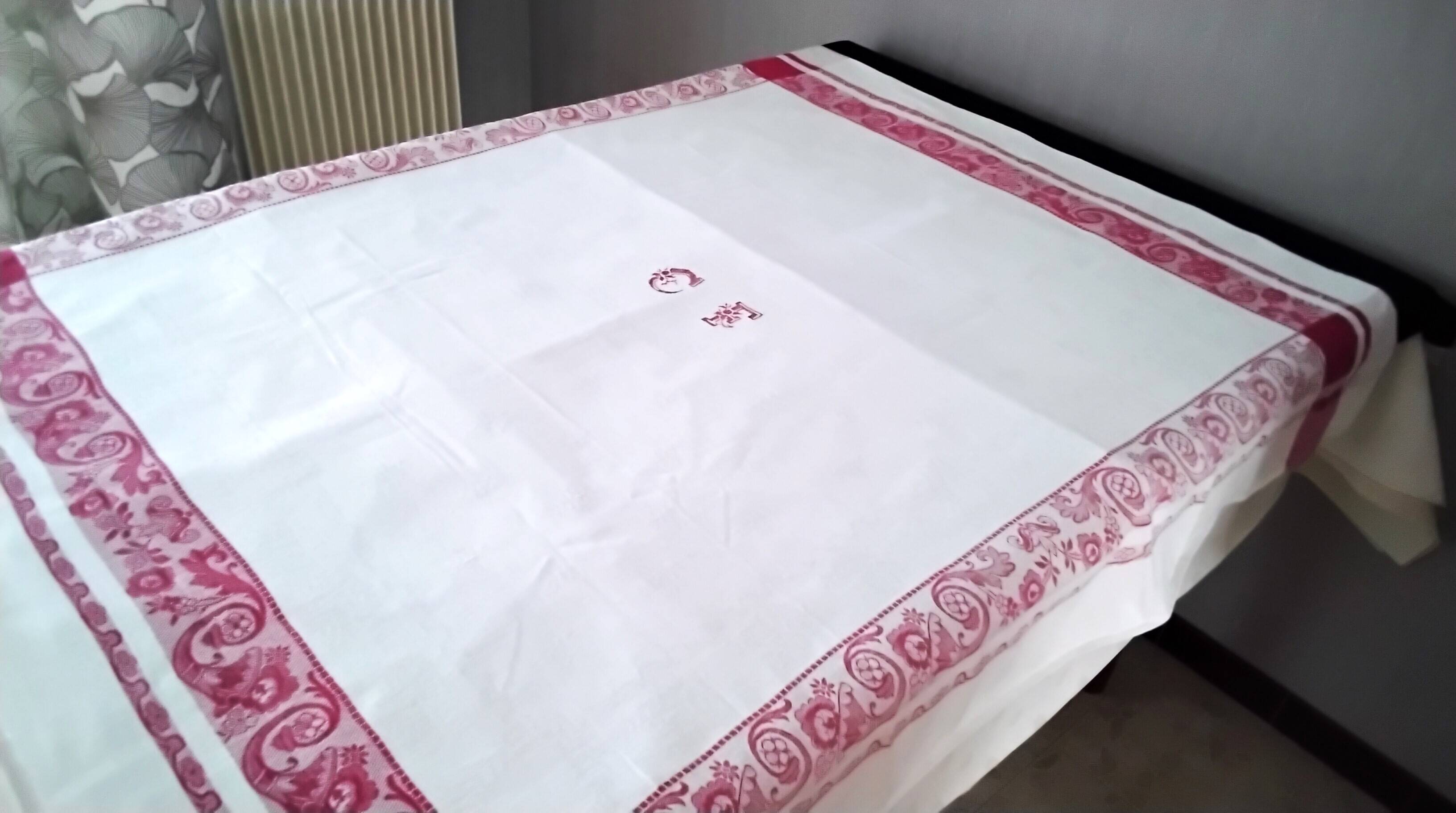 Nappe ancienne en coton damassé Linteaux rouges et monogramme CF 1.18 x 1.3