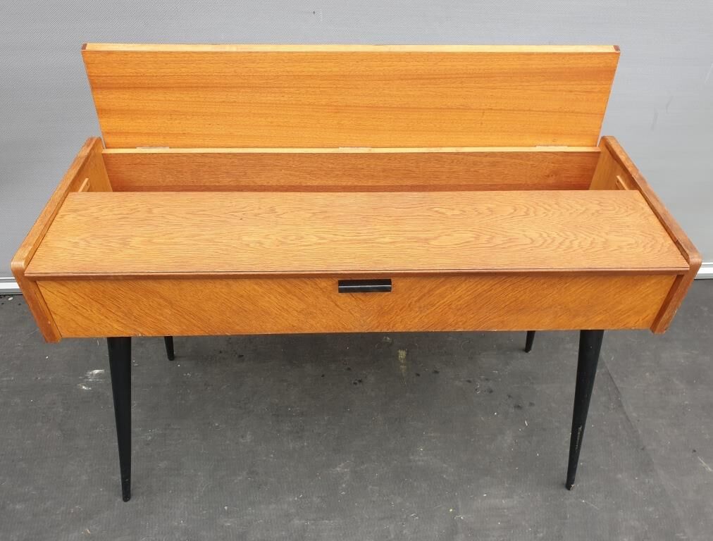 Console serves Singer Scandinavian design 1960