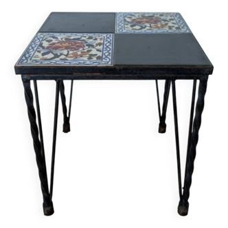 Wrought iron coffee table with square Gien ceramic patterns.