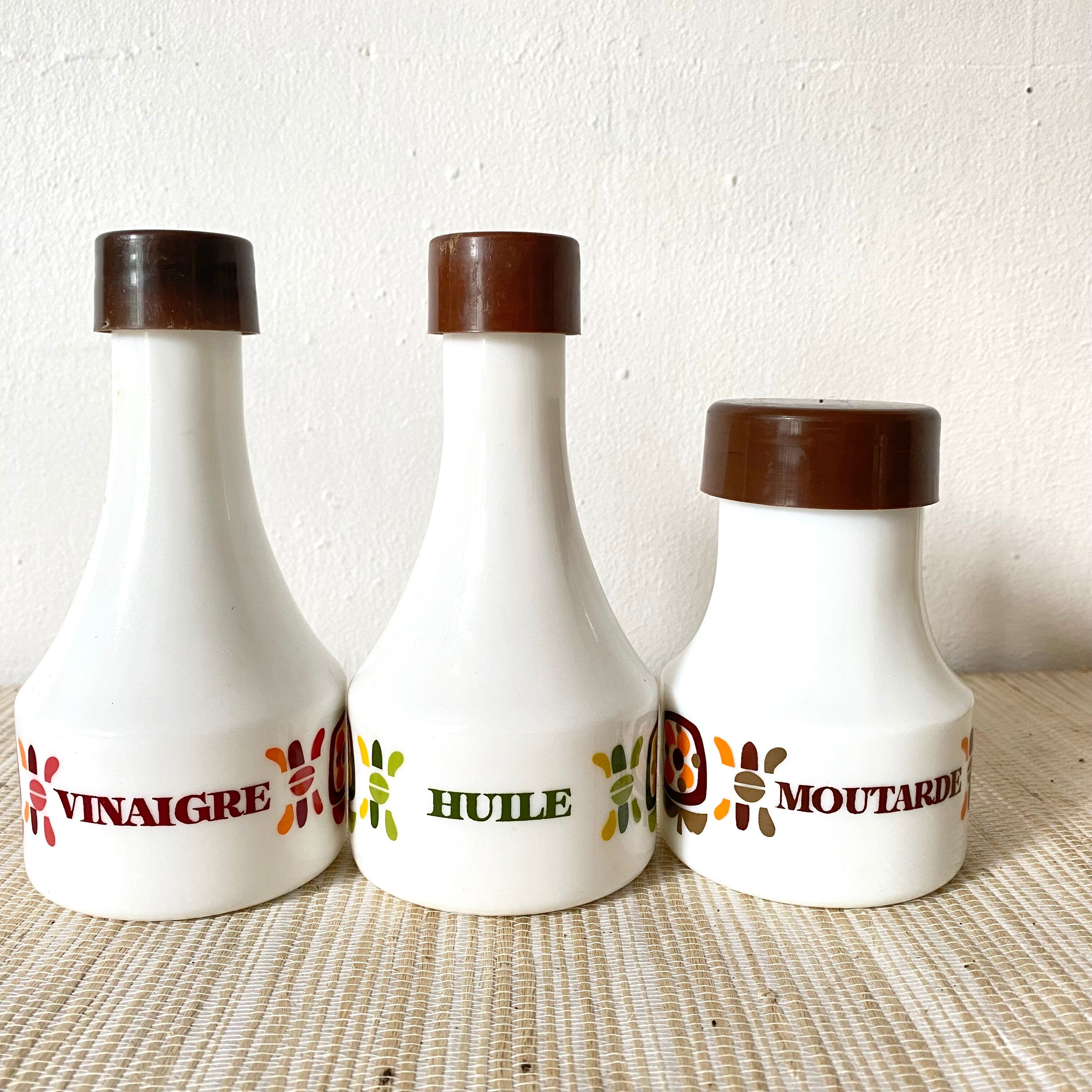 Huilier et vinaigrier en opaline Mobil , années 70