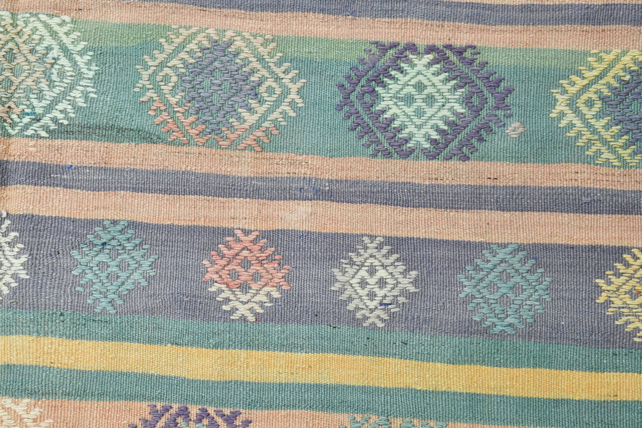 Tapis Kilim Anatolien 5x9 ft – Rayures Pastel en Vert Menthe, 163x268Cm