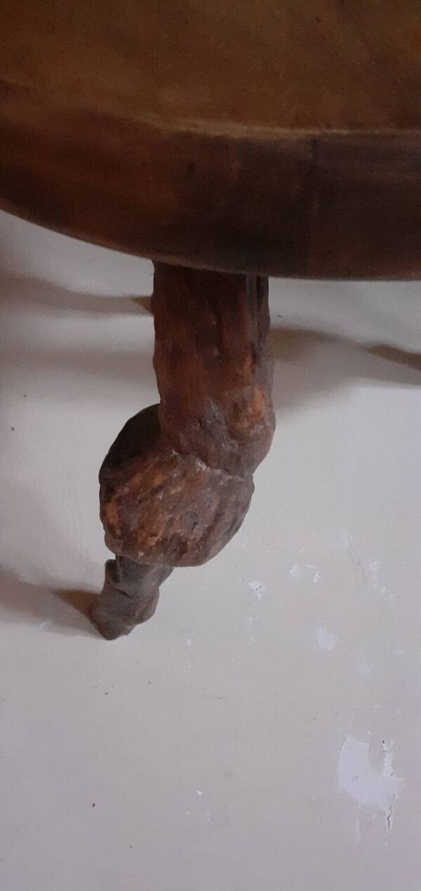 Table d'appoint pieds de vigne.