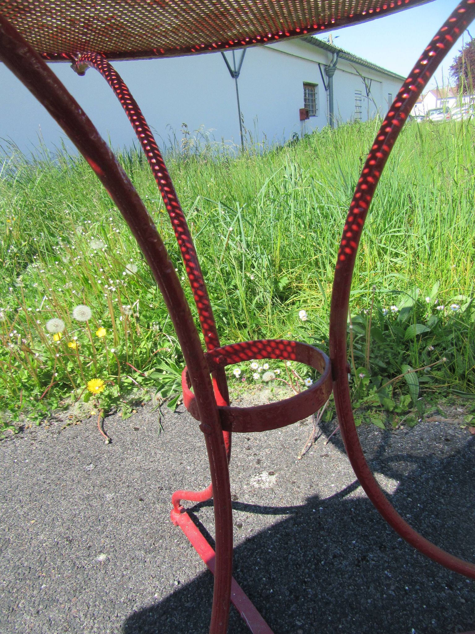 Gueridon en fer forgé ancien repeint rouge bordeaux
