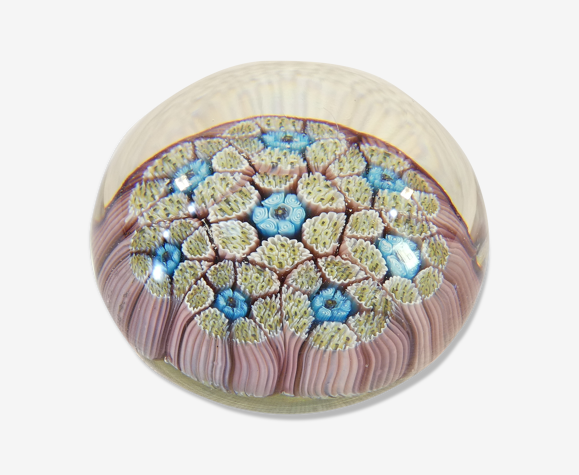 Ancien Sulfure / Presse-Papier motif floral bleu et mauve sur fond creme