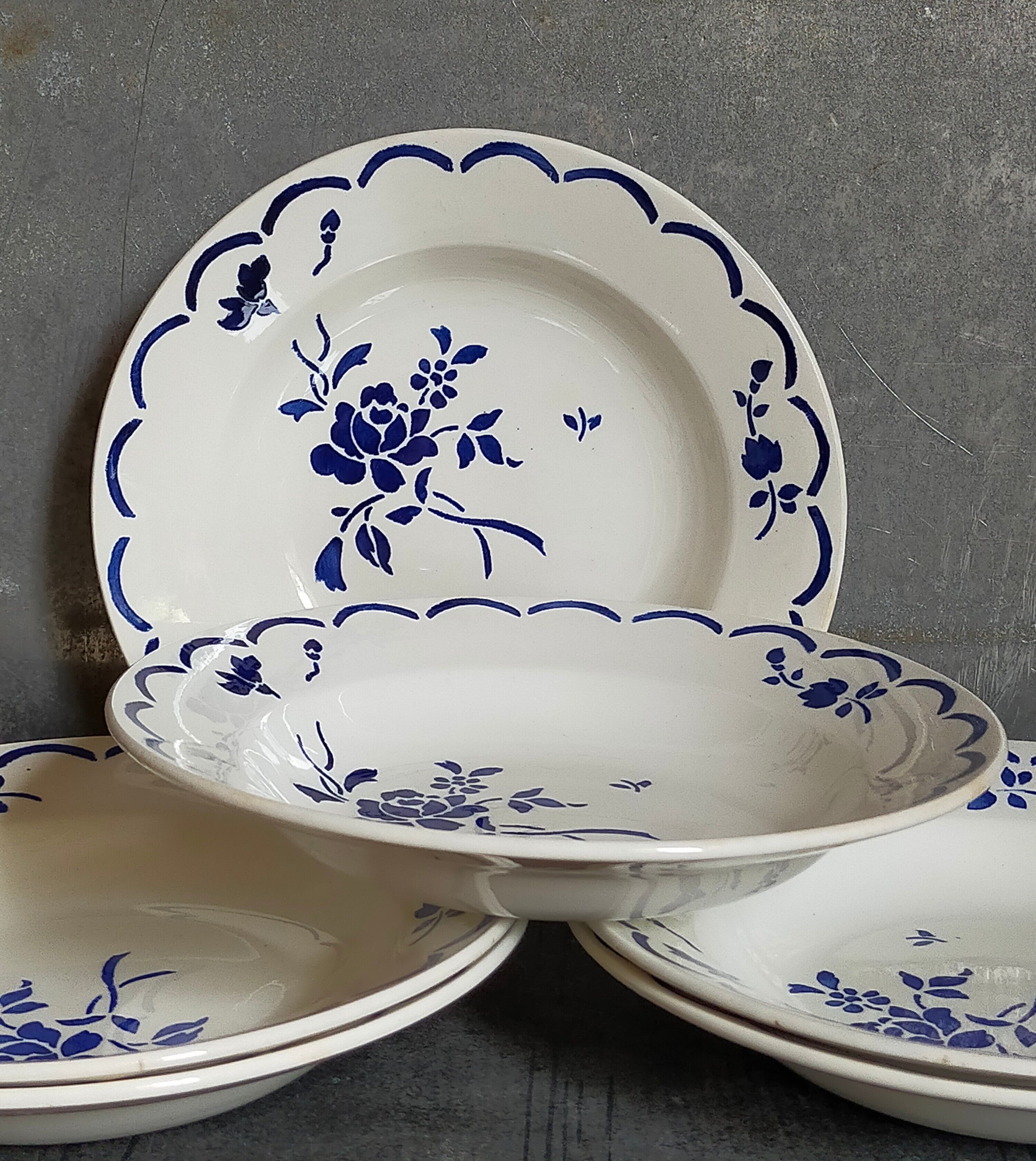 Six "grandma" plates of gien with blue flowers