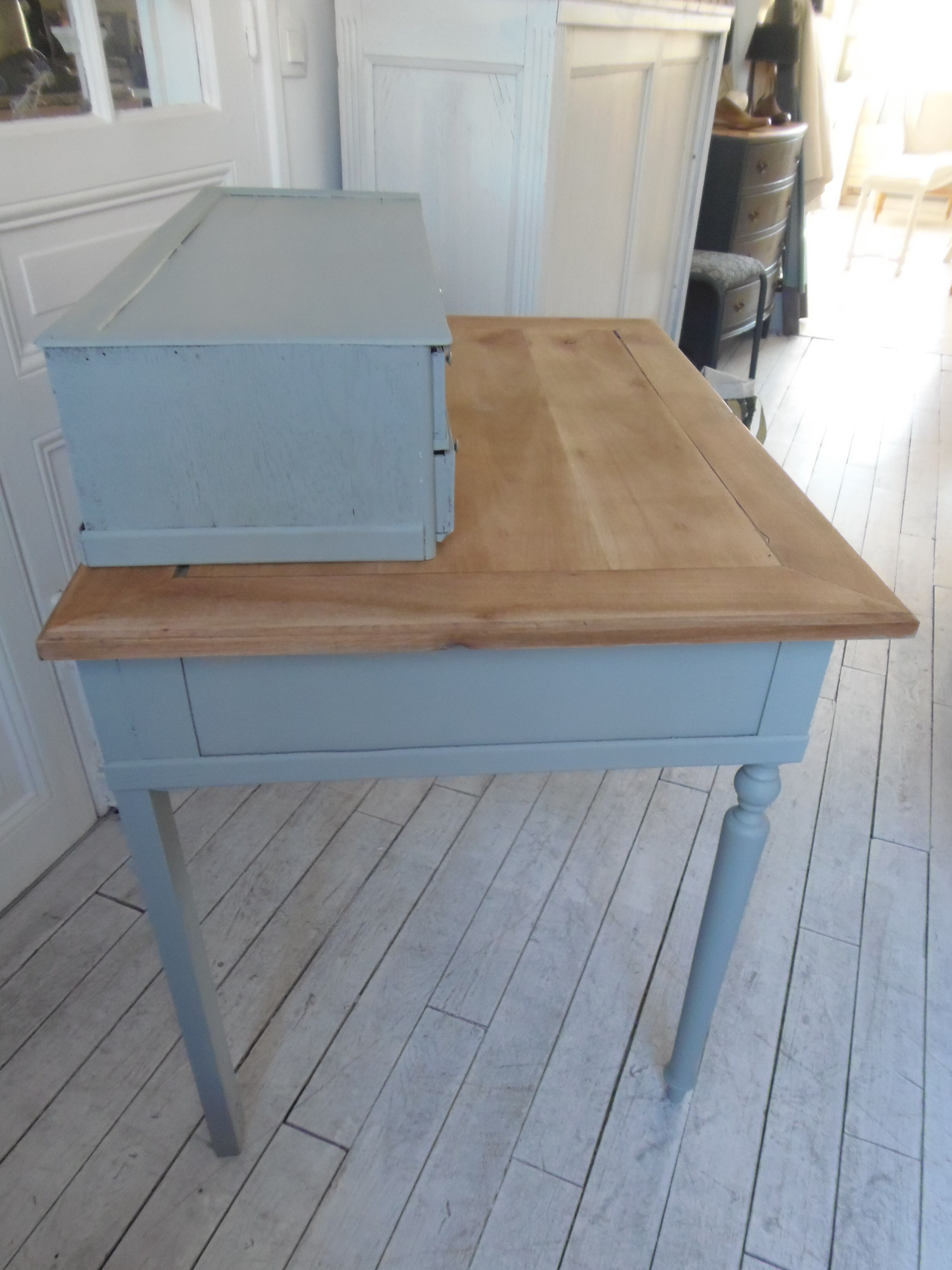 Bureau à gradin patiné vert de gris , plateau bois.