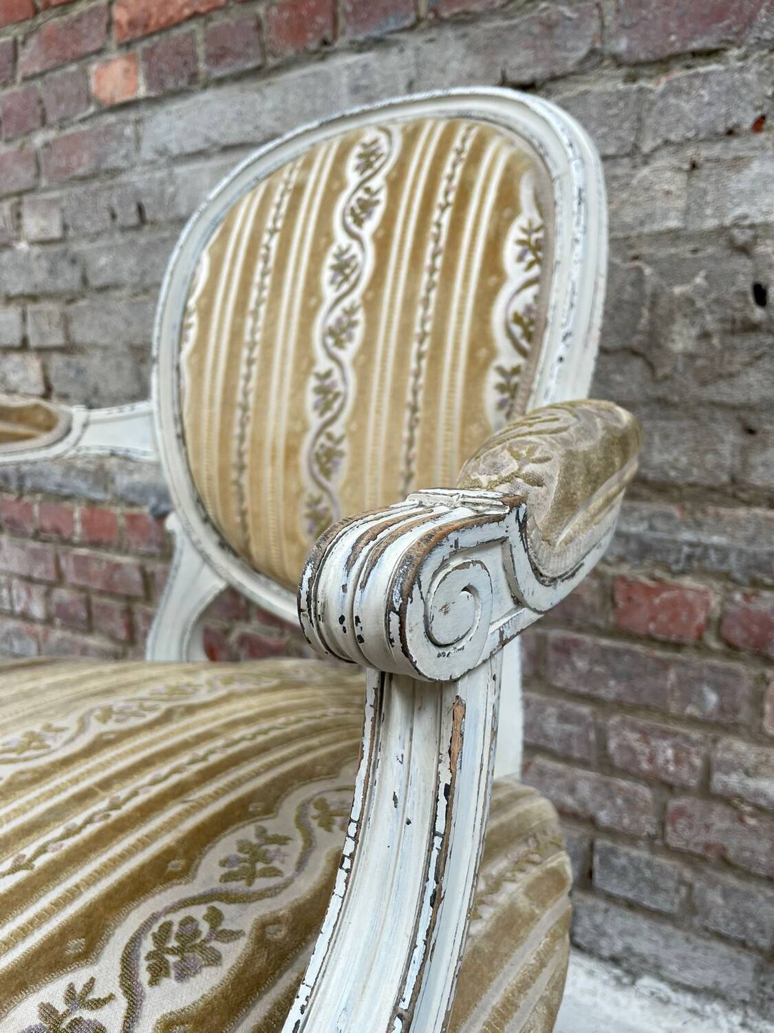 Fauteuil français de style Louis XVI avec revêtement