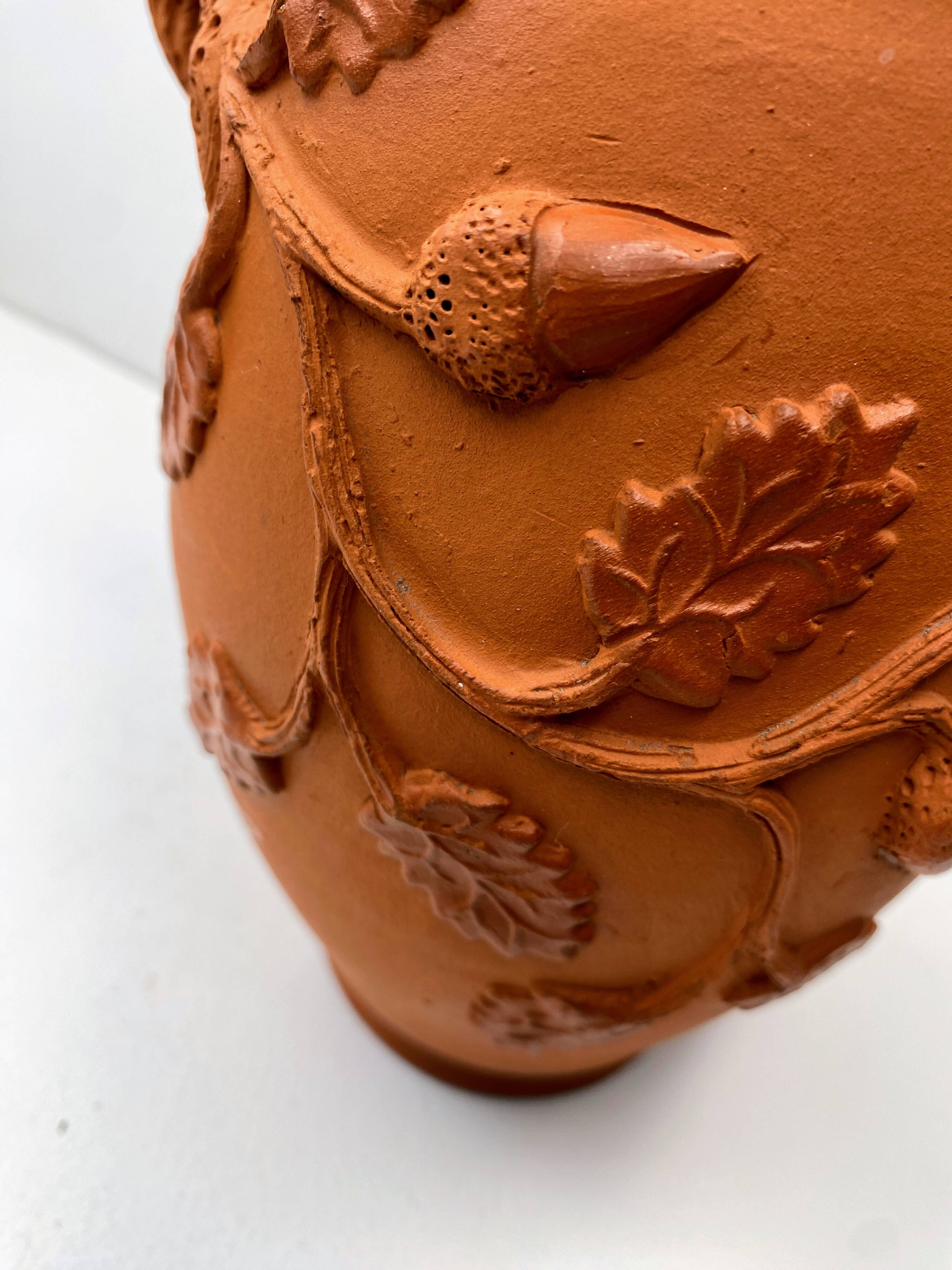 Vase Cruche en terre cuite vintage avec ornement végétale