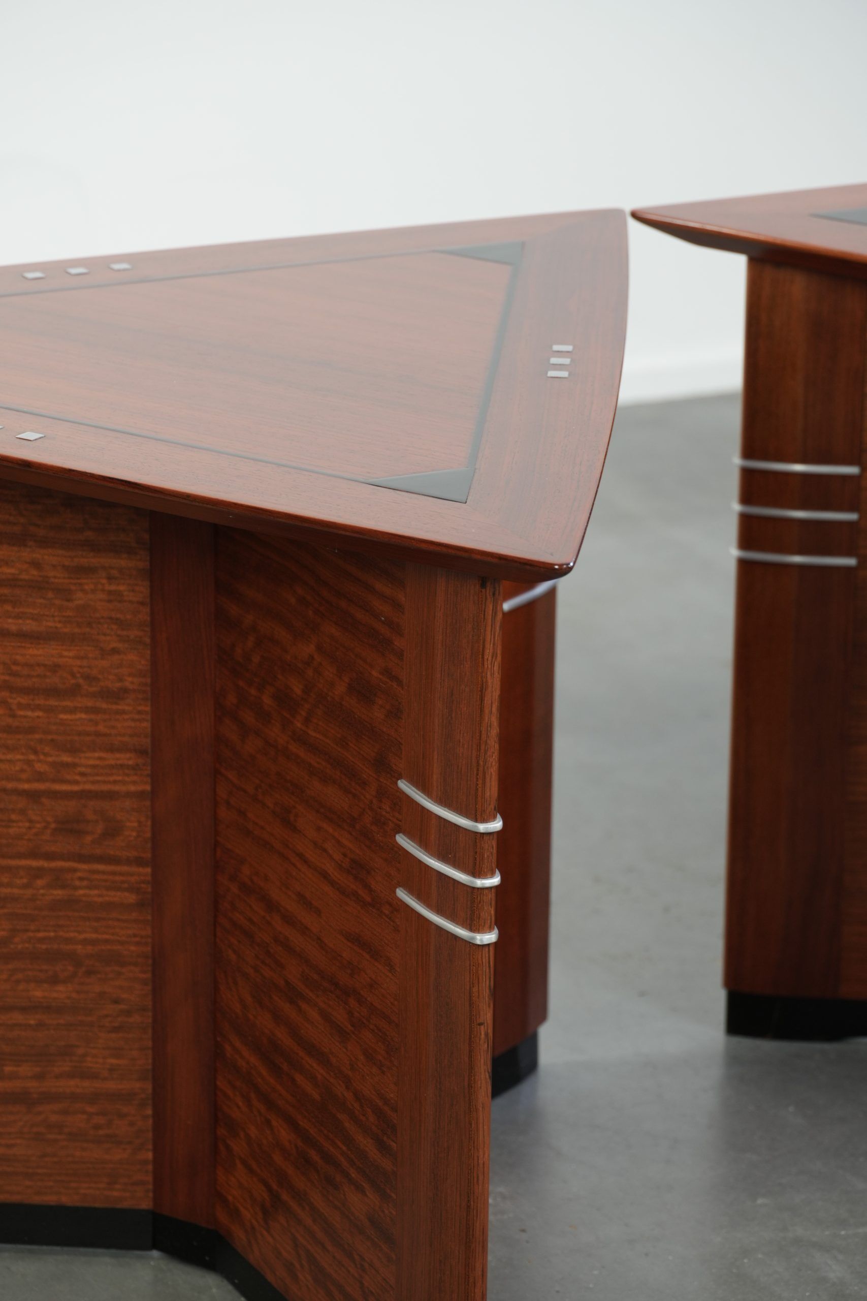 Ensemble de luxe de 2 tables d'appoint/à café en forme de triangle au design Art Déco.