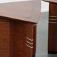 Ensemble de luxe de 2 tables d'appoint/à café en forme de triangle au design Art Déco.