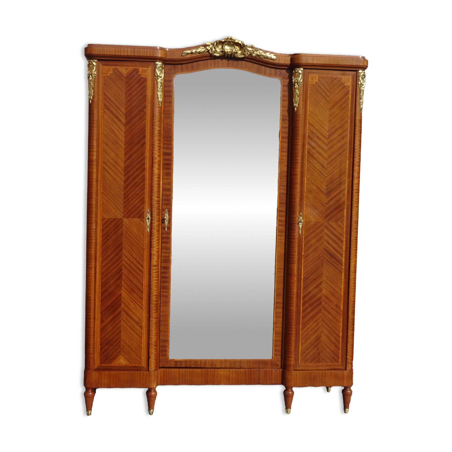 Armoire ancienne style Louis XVI avec bronzes et marqueterie de bois