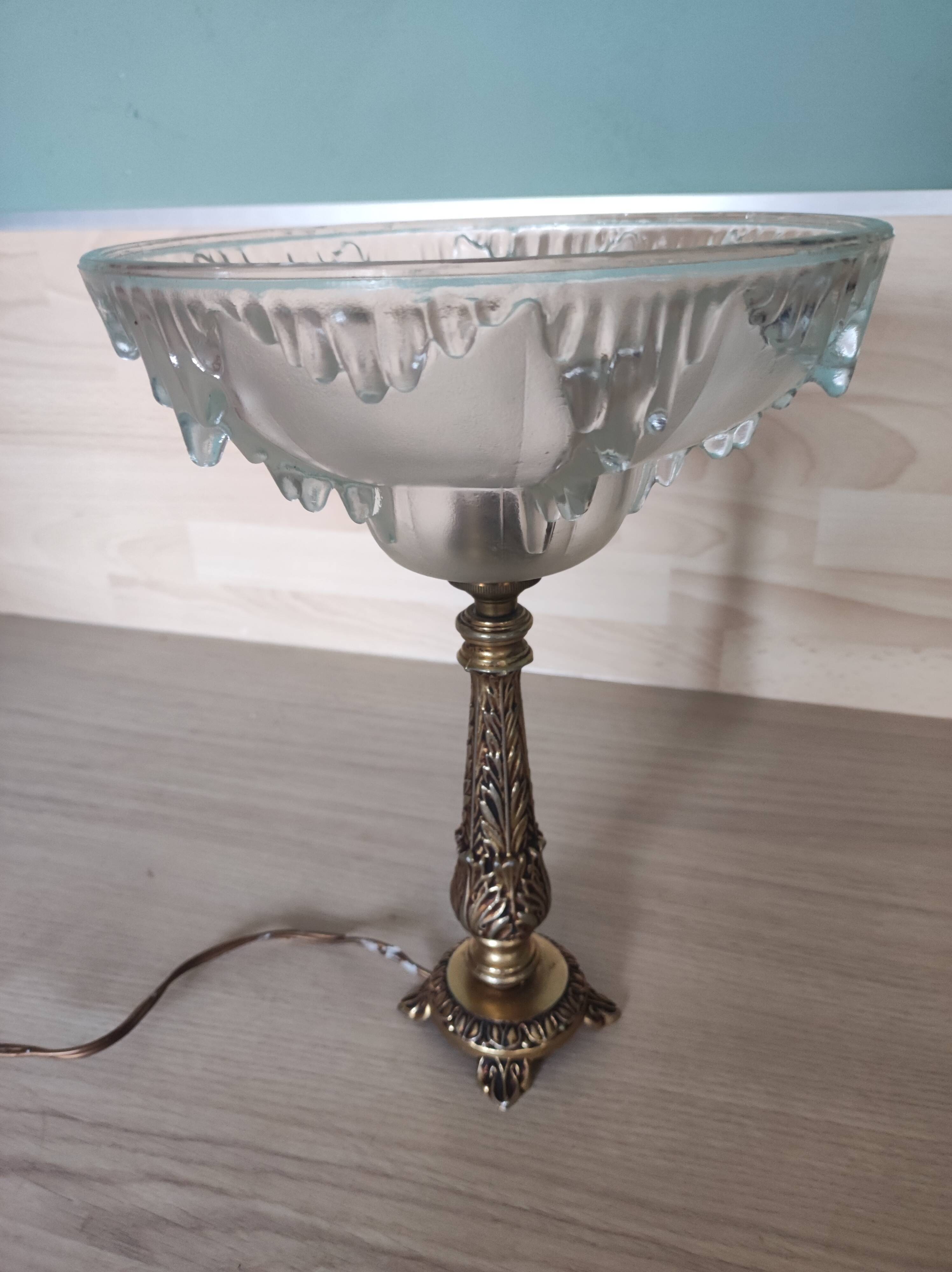 Chiseled bronze foot lamp, ezan glass basin art deco style