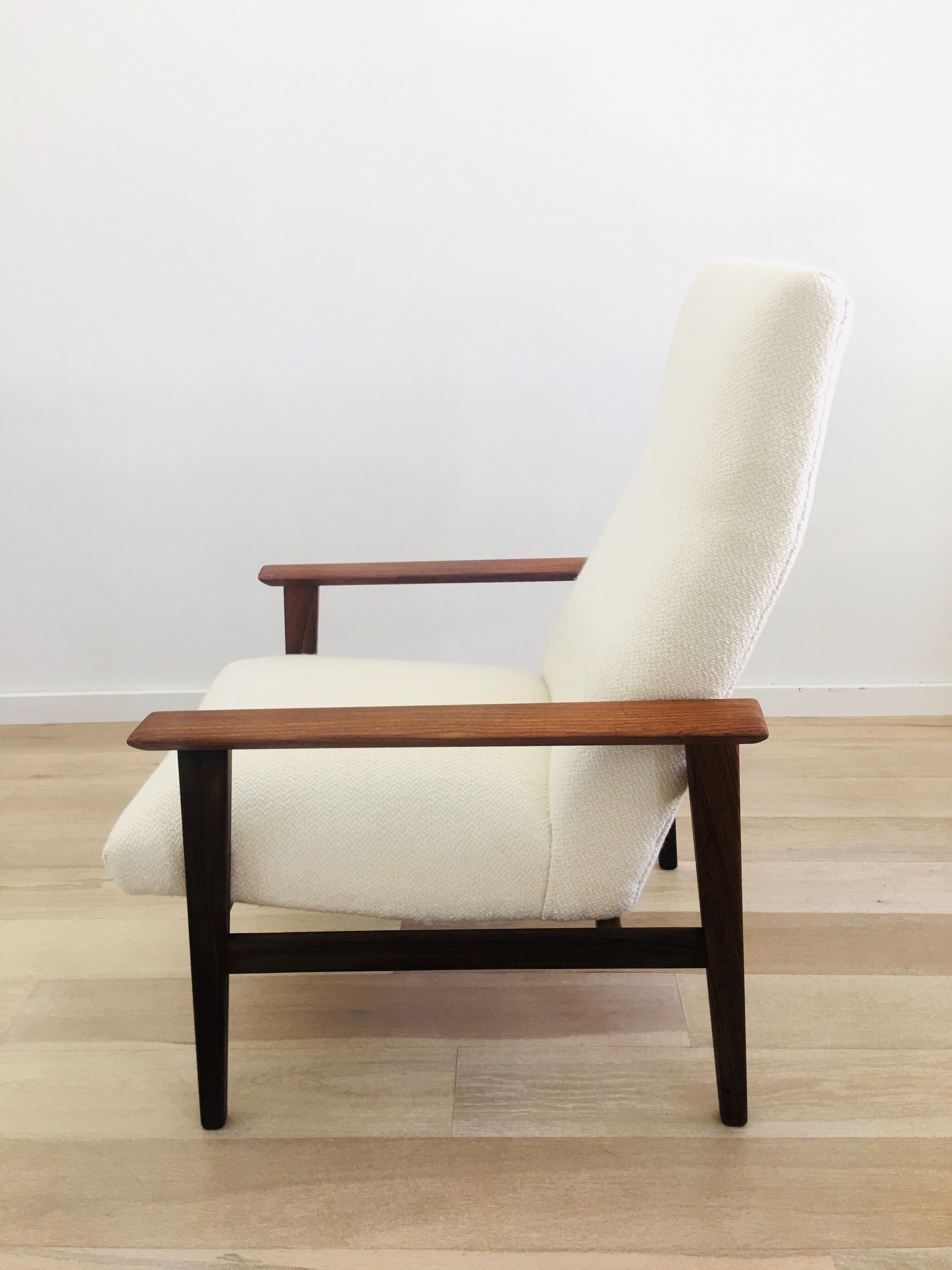 Scandinavian armchair with Lelièvre ecru buckle fabric