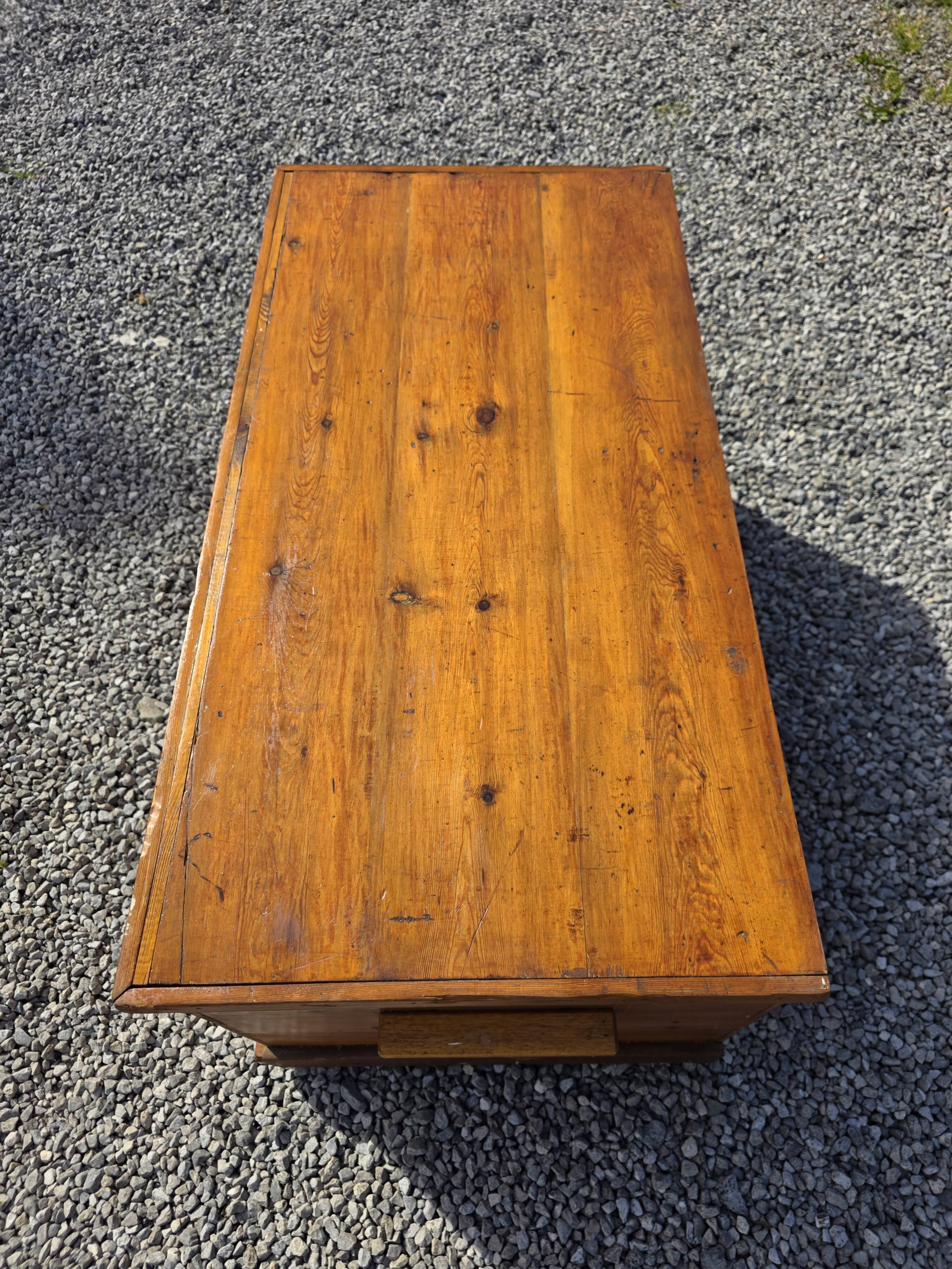 Coffre de metier ancien en sapin
