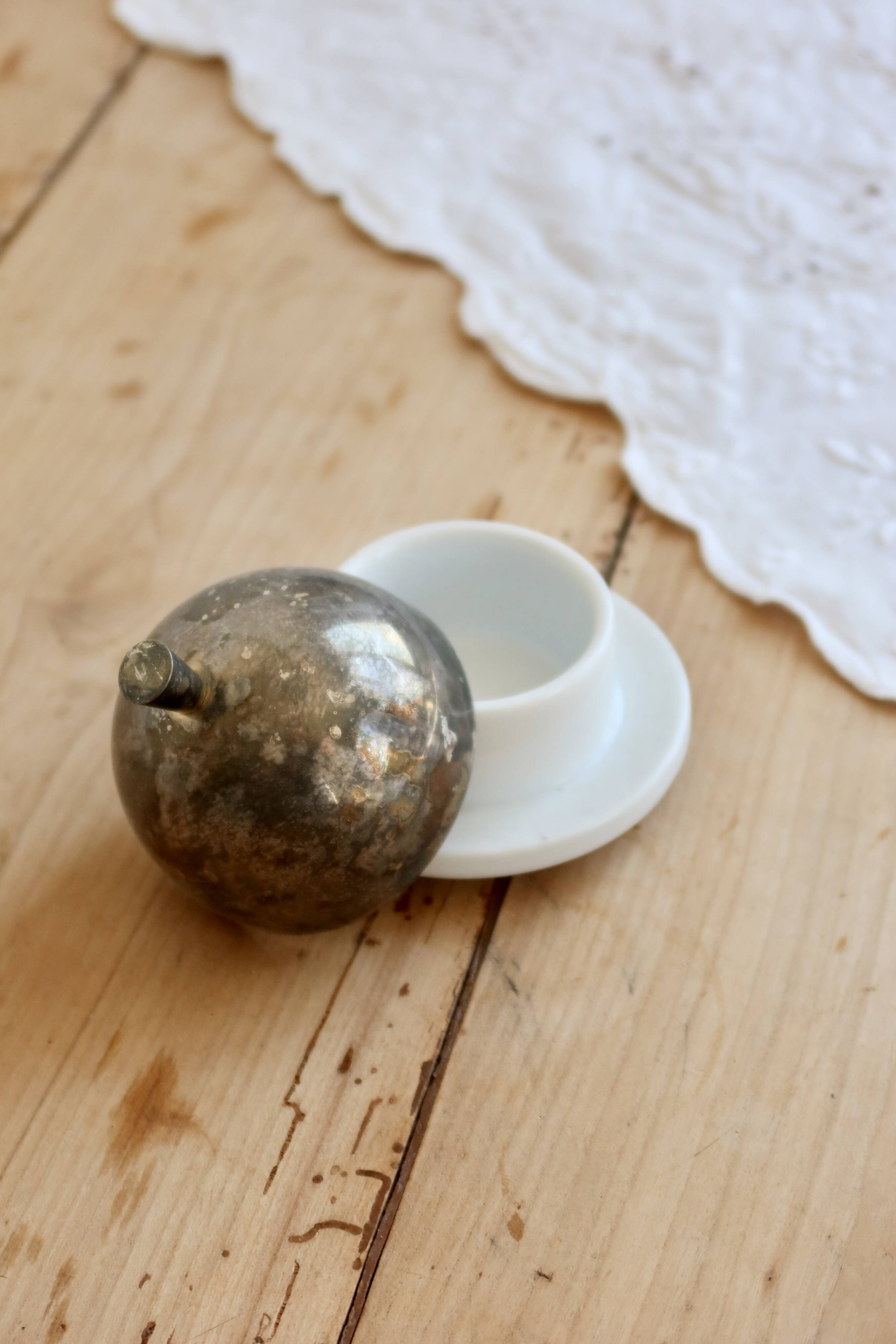 Petit beurrier cloche vintage porcelaine blanche et métal argenté patiné