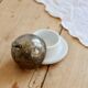 Petit beurrier cloche vintage porcelaine blanche et métal argenté patiné