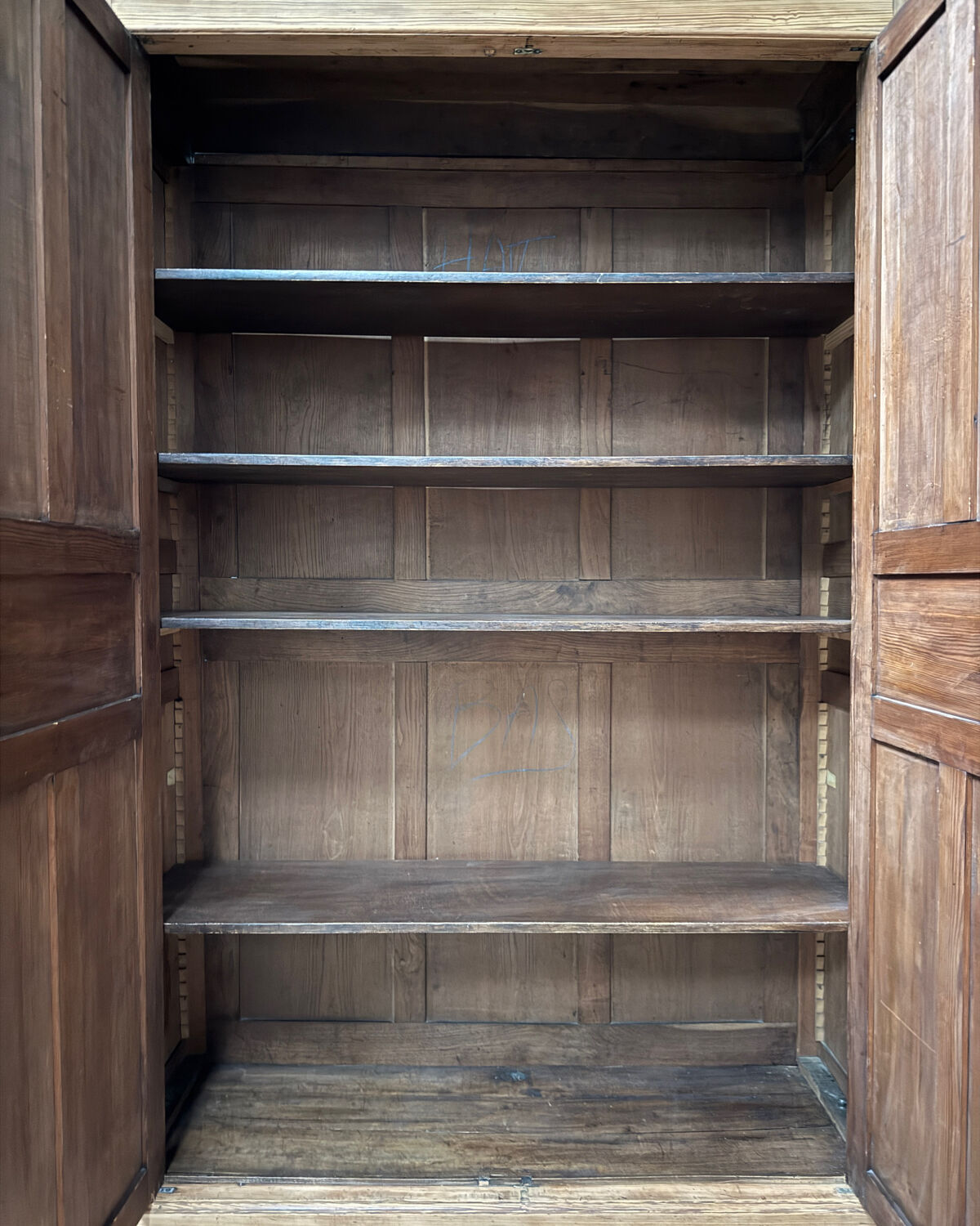 Grande armoire parisienne rénovée 