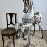 Cheval de manège en bois sculpté et patiné