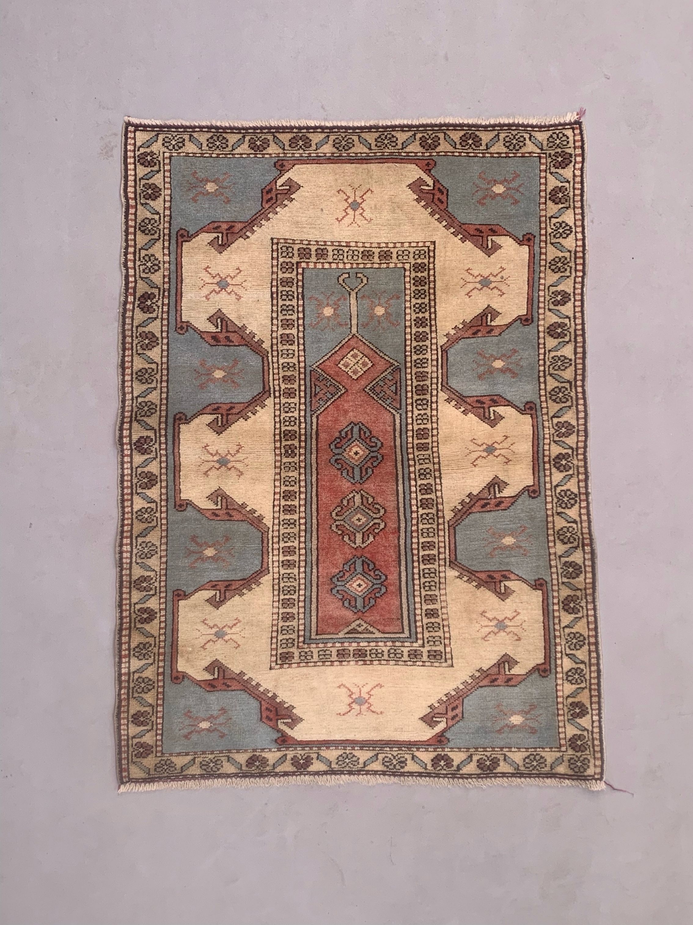 Old turkish rug 132x94 cm old vintage carpet ushak pink beige blue