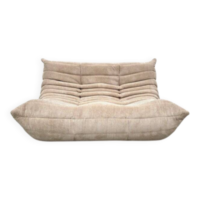 Canapé deux places en velours côtelé beige attribué à Michel Ducaroy pour Ligne Roset, années 1970.