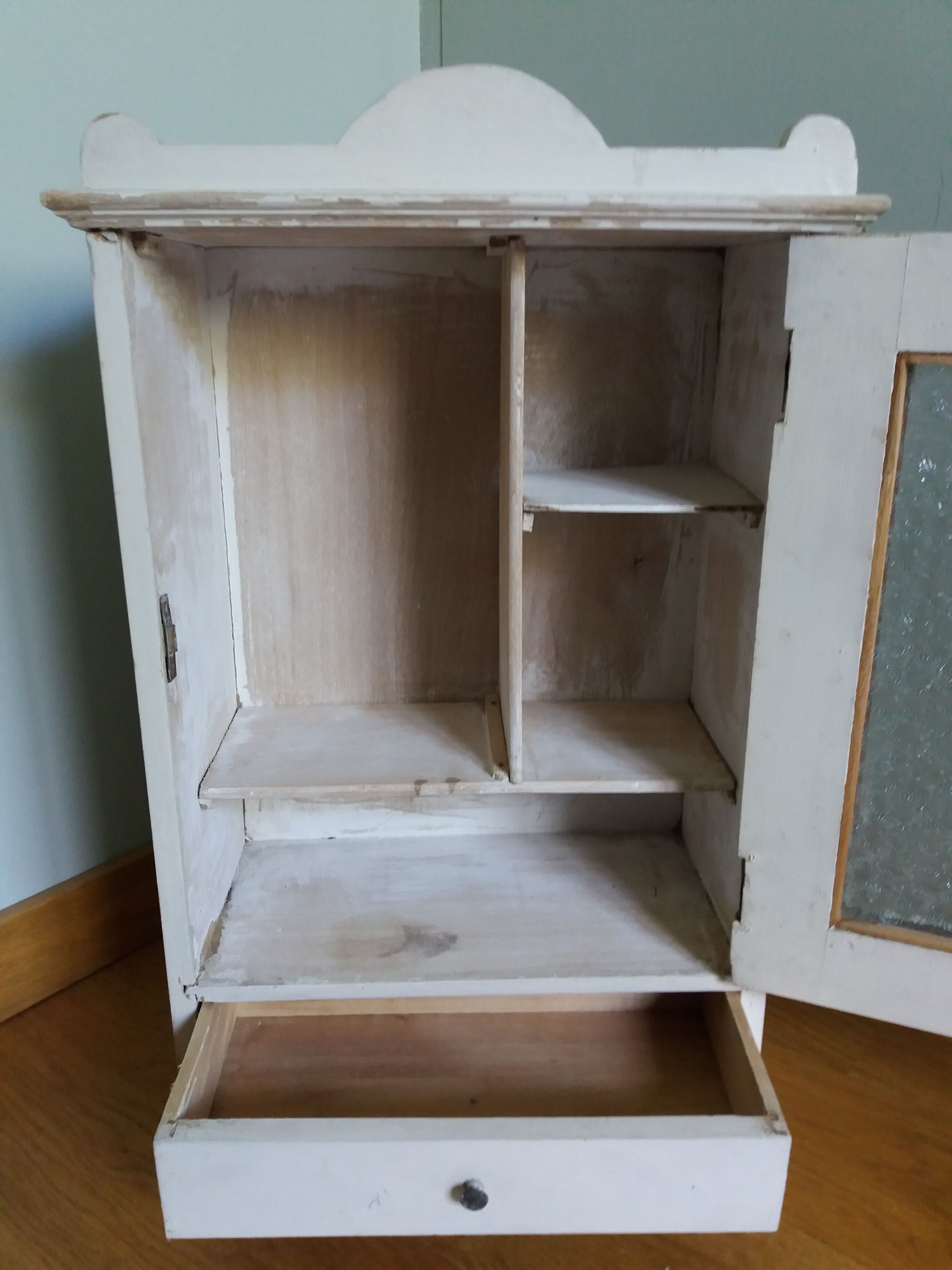 Medicine or toilet cabinet