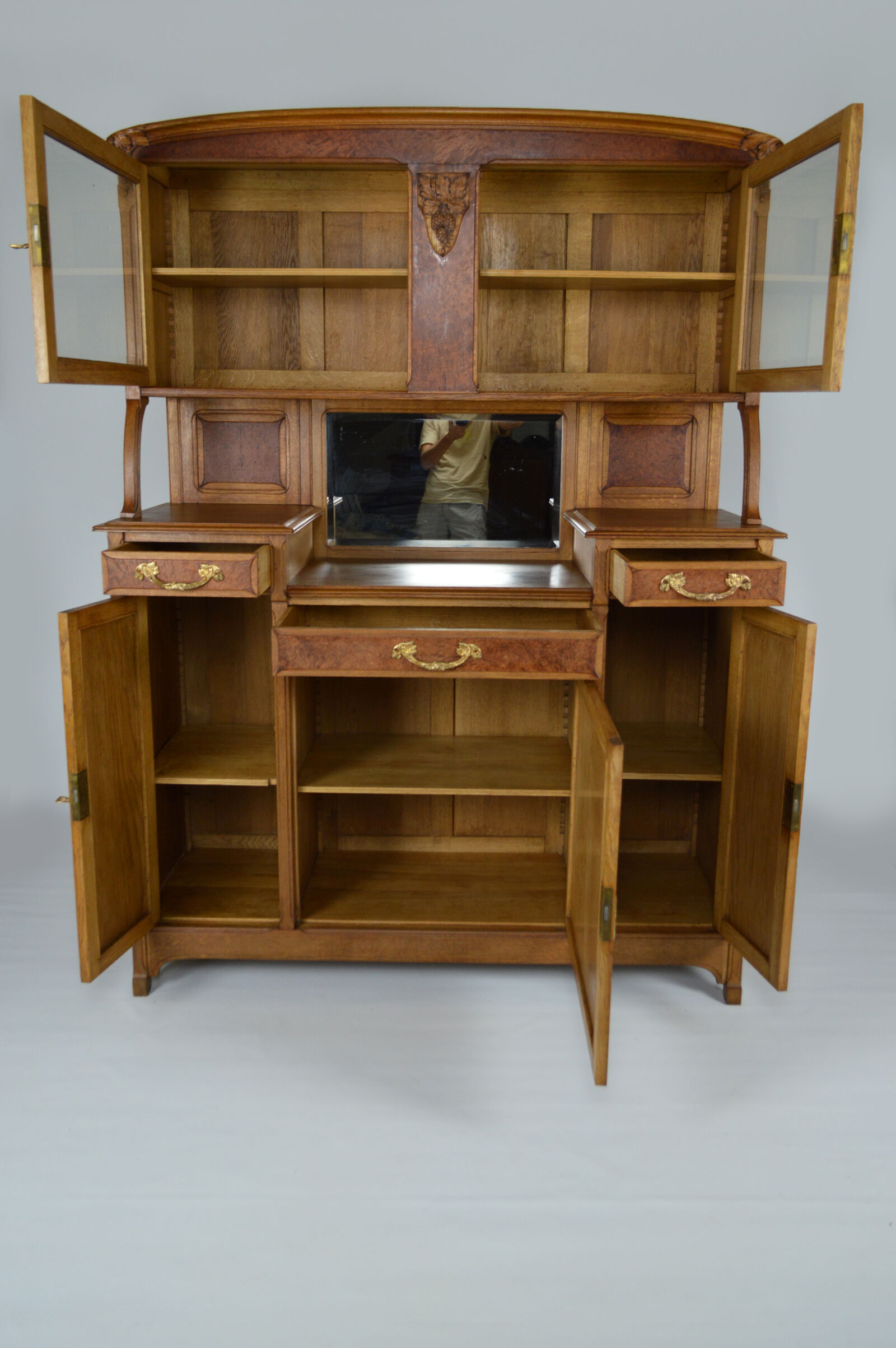 Buffet art nouveau en chêne et loupe, modèle au platane, vers 1910