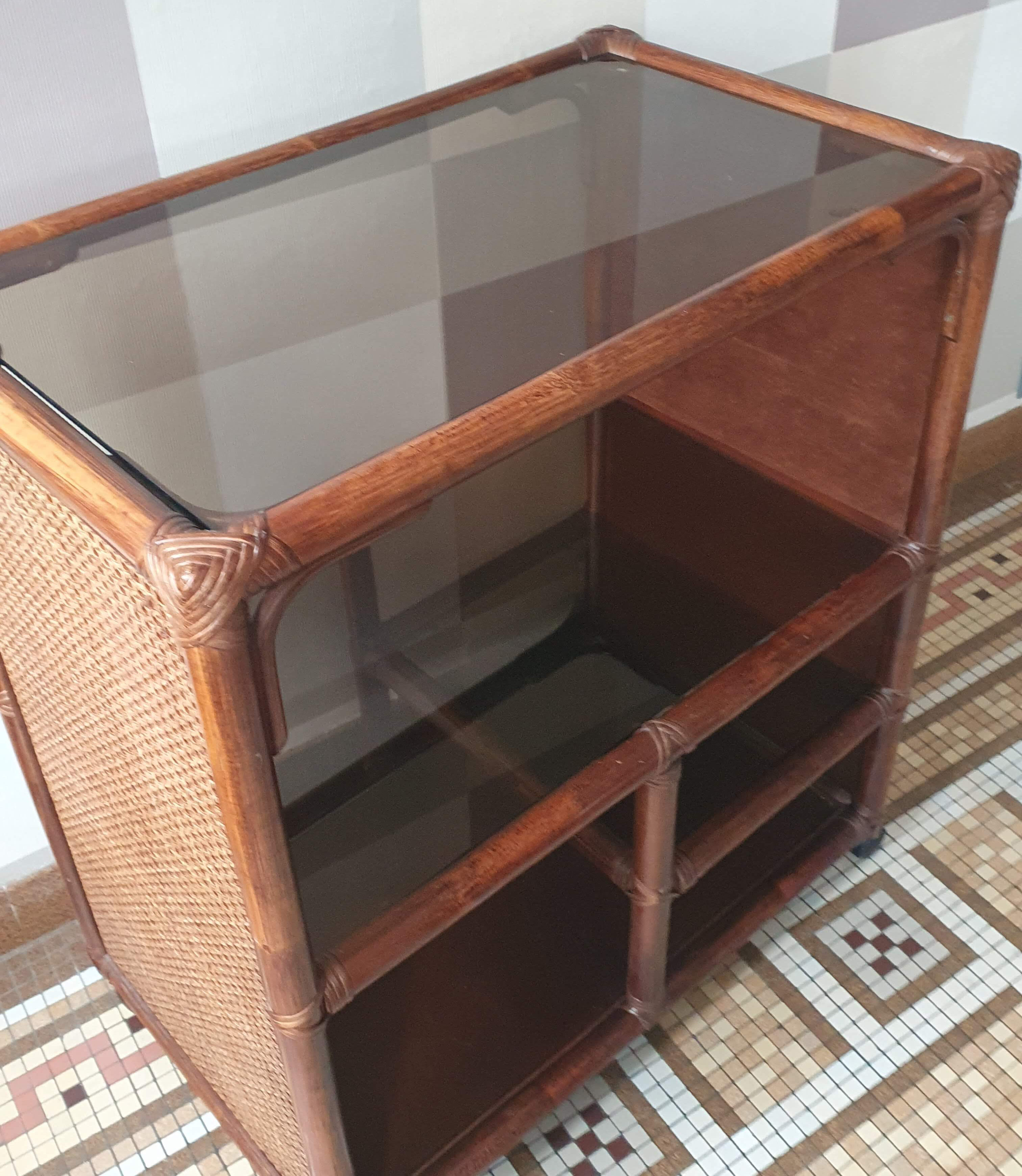 Meuble d’appoint en bambou et rotin