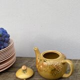 Teapot in vintage beige fruit slip