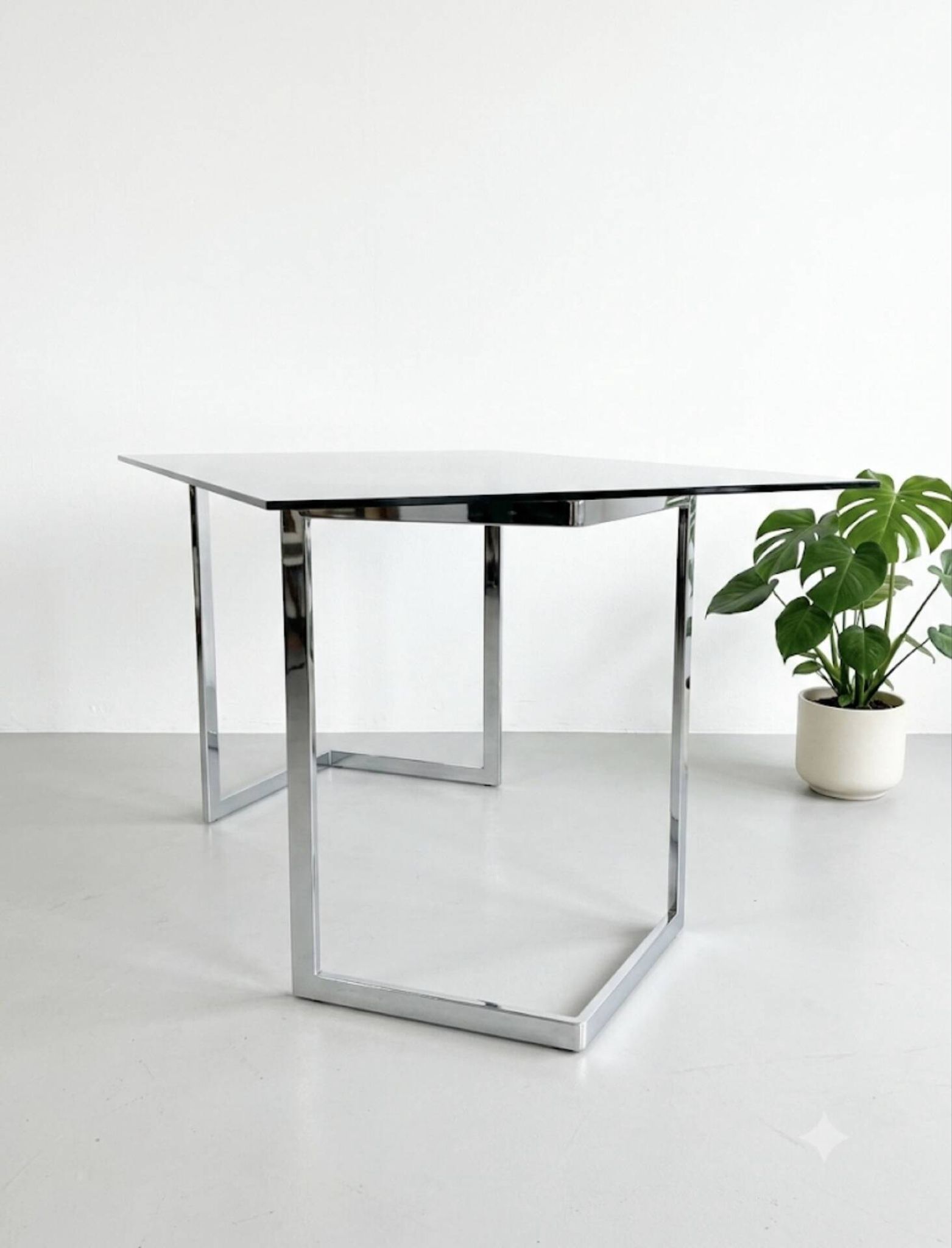 Table, design des années 70 style italien, chrome et vert fumé